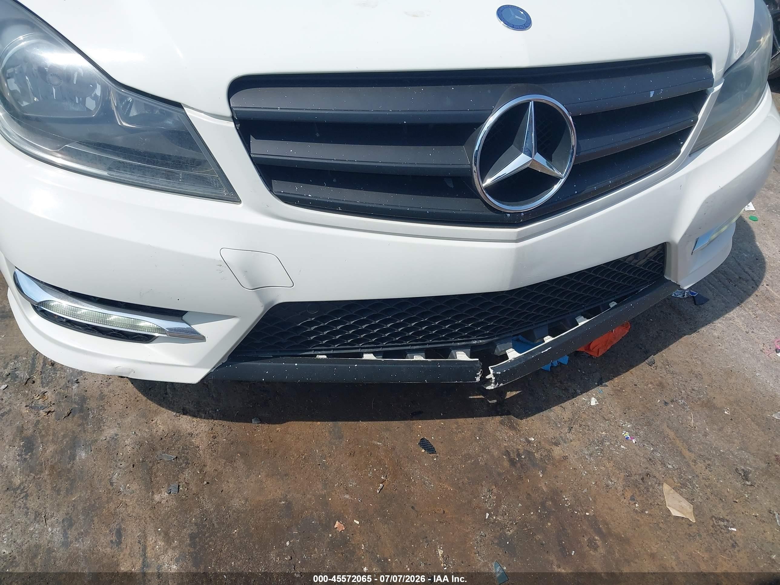 2012 Mercedes-benz C 300 Sport 4matic White vin: WDDGF8BB0CR227219