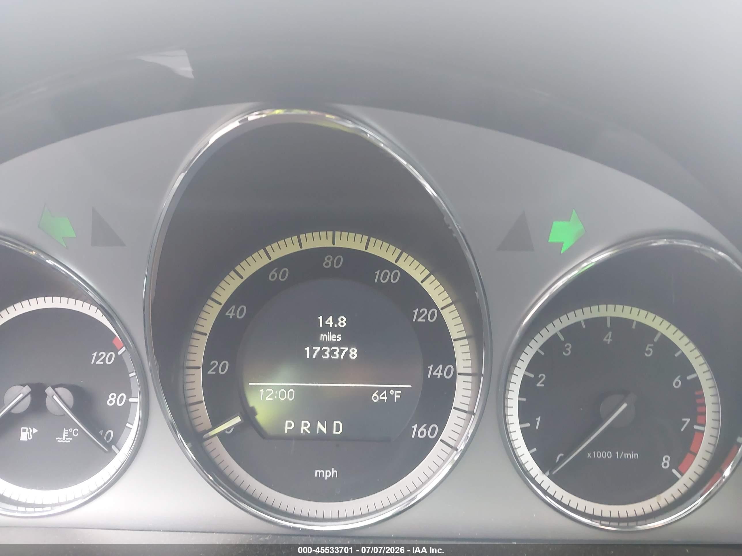 2010 Mercedes-benz C 300   White vin: WDDGF8BB1AR087999