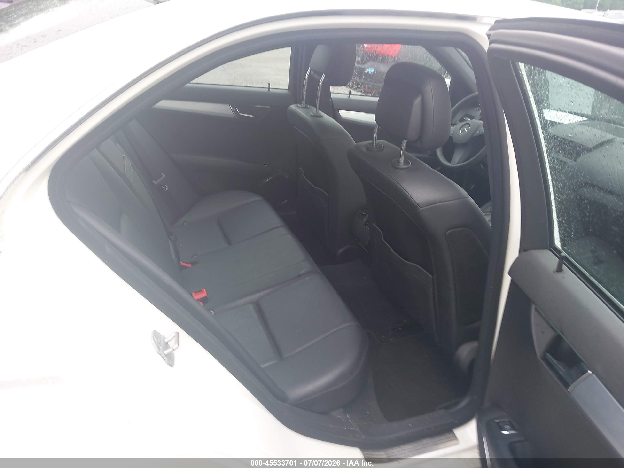 2010 Mercedes-benz C 300   White vin: WDDGF8BB1AR087999