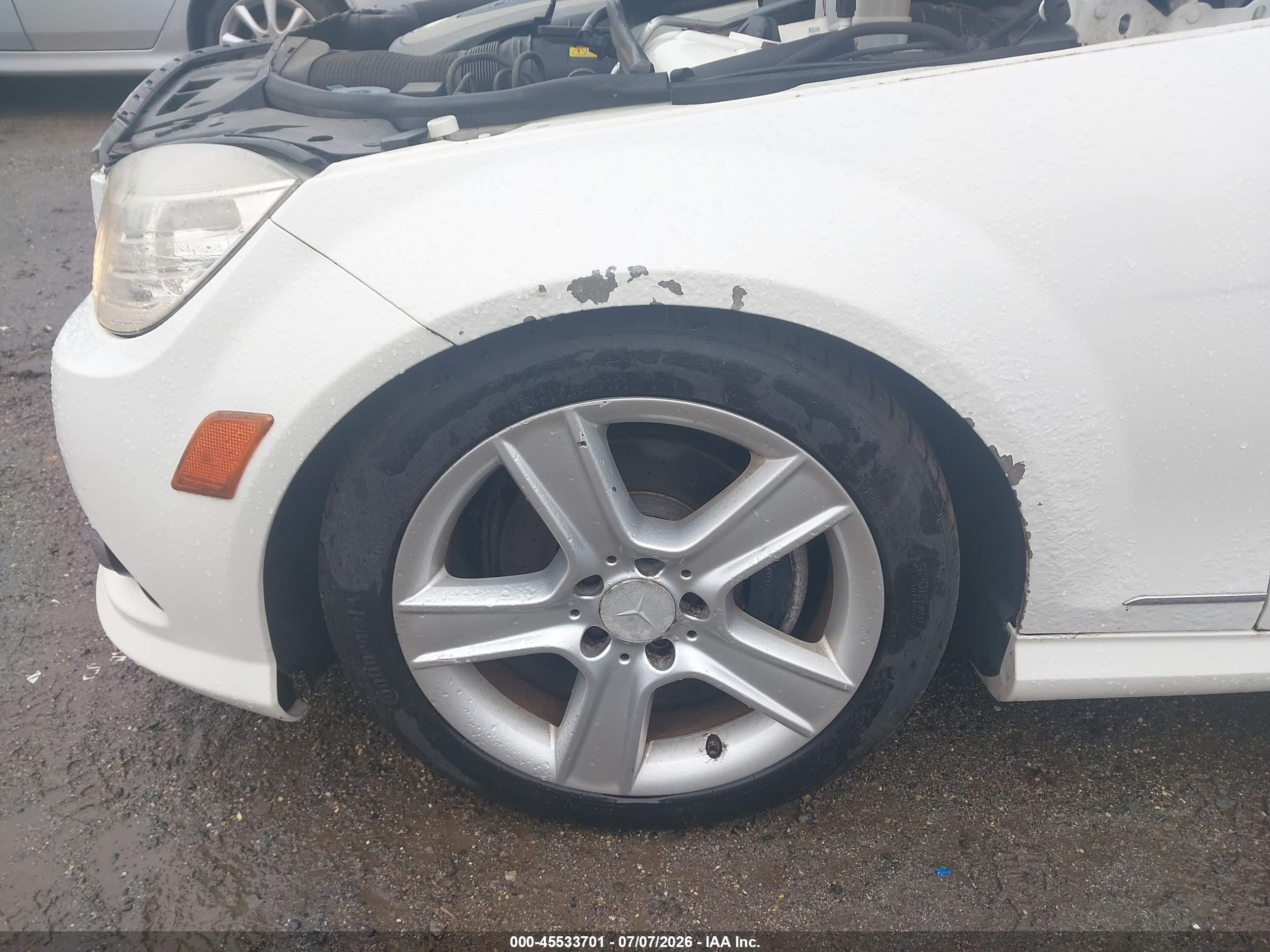 2010 Mercedes-benz C 300   White vin: WDDGF8BB1AR087999