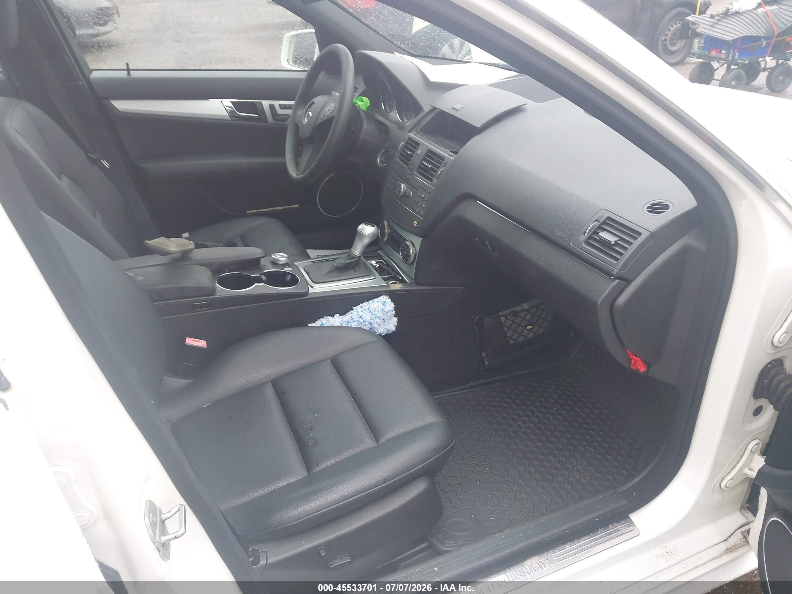 2010 Mercedes-benz C 300   White vin: WDDGF8BB1AR087999