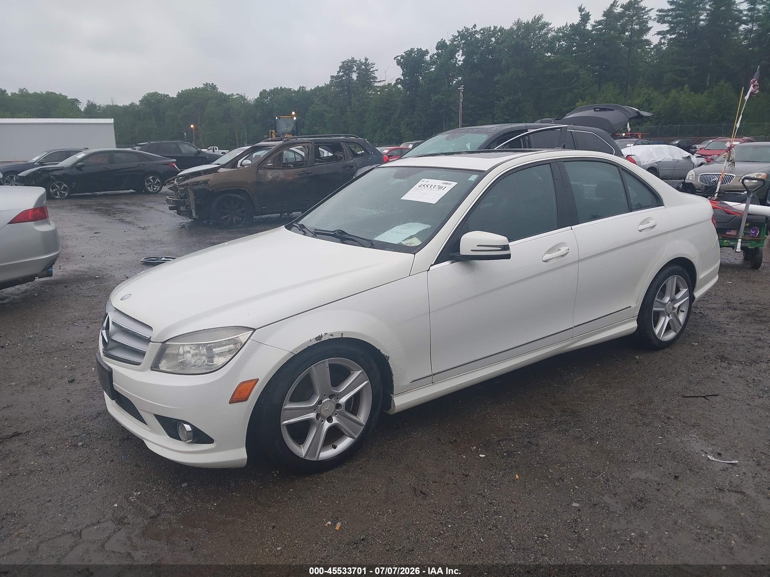 2010 Mercedes-benz C 300   White vin: WDDGF8BB1AR087999