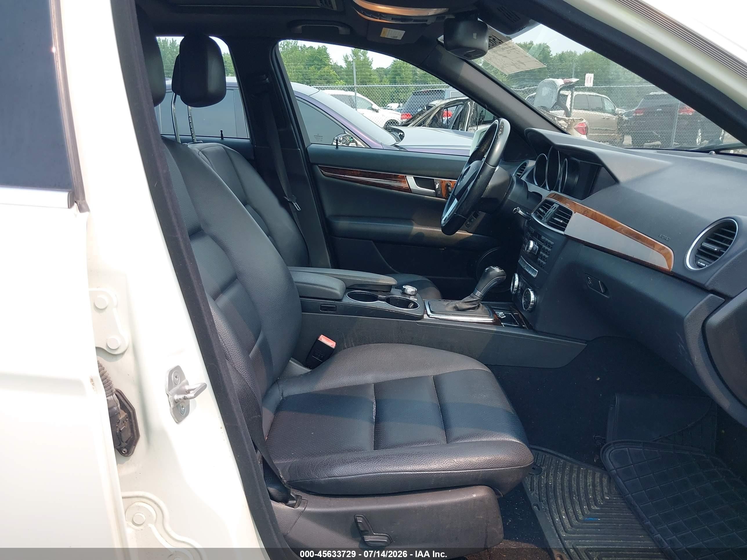 2012 Mercedes-benz C 300 Sport 4matic Белый vin: WDDGF8BB1CR238049