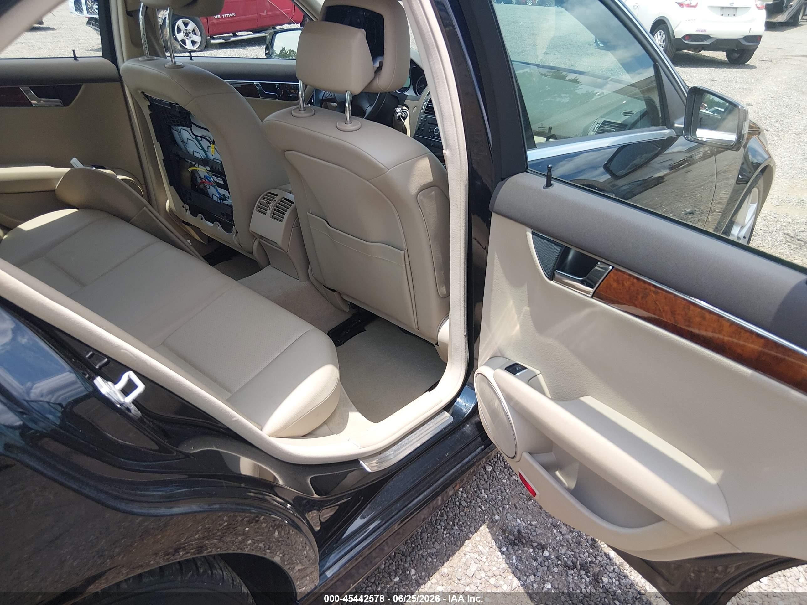 2011 Mercedes-benz C 300 Luxury 4matic/sport 4matic Черный vin: WDDGF8BB2BR174635
