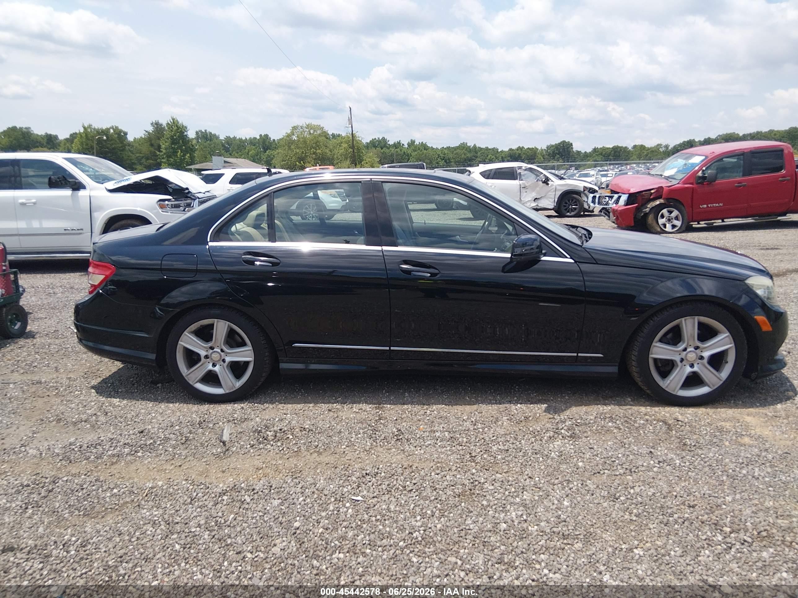 2011 Mercedes-benz C 300 Luxury 4matic/sport 4matic Черный vin: WDDGF8BB2BR174635