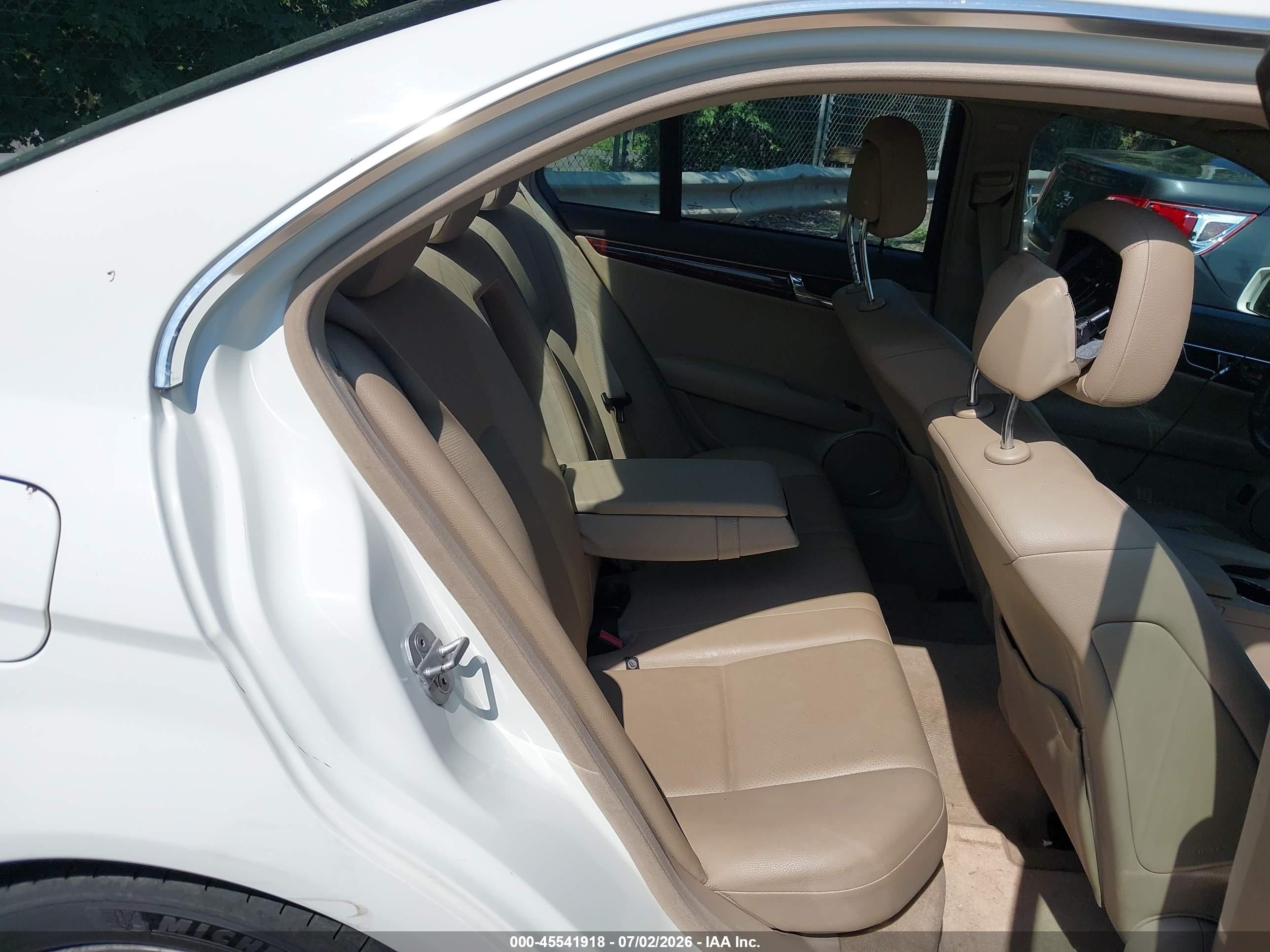 2010 Mercedes-benz C 300 Luxury 4matic/sport 4matic White vin: WDDGF8BB3AR105824