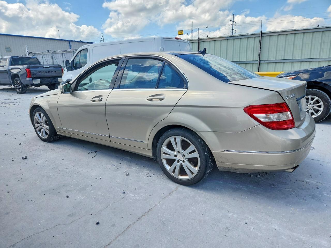 2011 Mercedes-benz C 300 4matic Beige vin: WDDGF8BB3BR138730