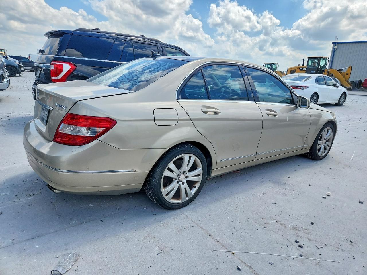 2011 Mercedes-benz C 300 4matic Beige vin: WDDGF8BB3BR138730