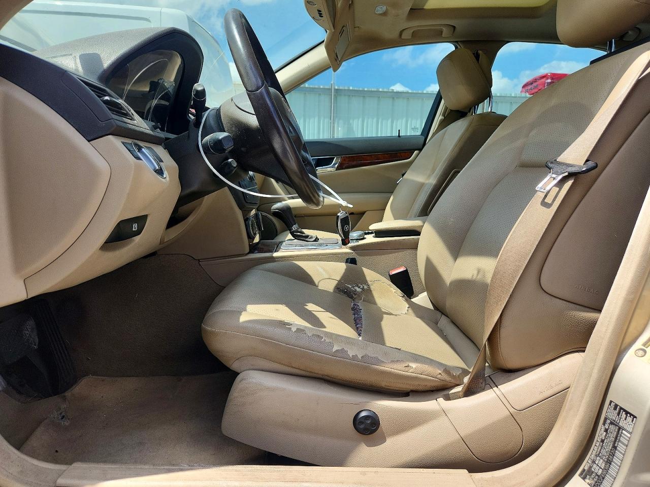 2011 Mercedes-benz C 300 4matic Beige vin: WDDGF8BB3BR138730