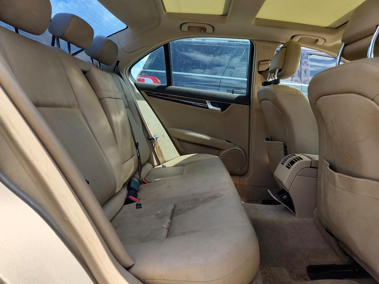 2011 Mercedes-benz C 300 4matic Beige vin: WDDGF8BB3BR138730