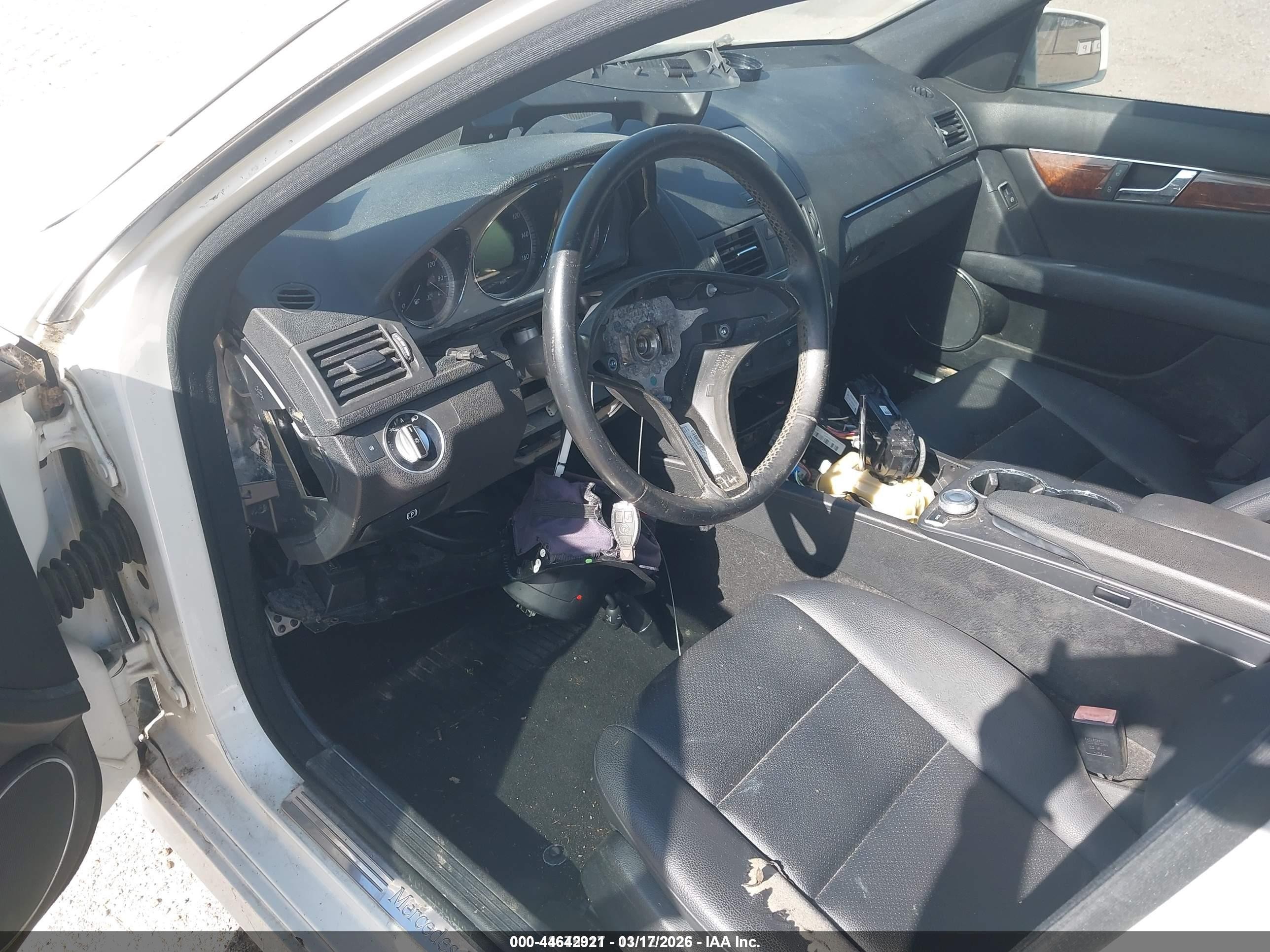 2011 Mercedes-benz C 300 Sport 4matic Белый vin: WDDGF8BB3BR176930