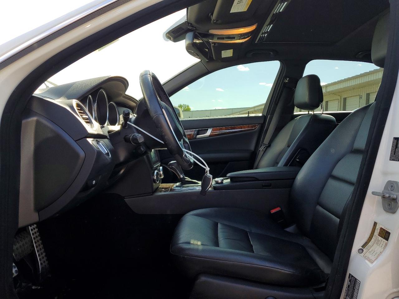 2012 Mercedes-benz C 300 4matic Белый vin: WDDGF8BB3CR210320