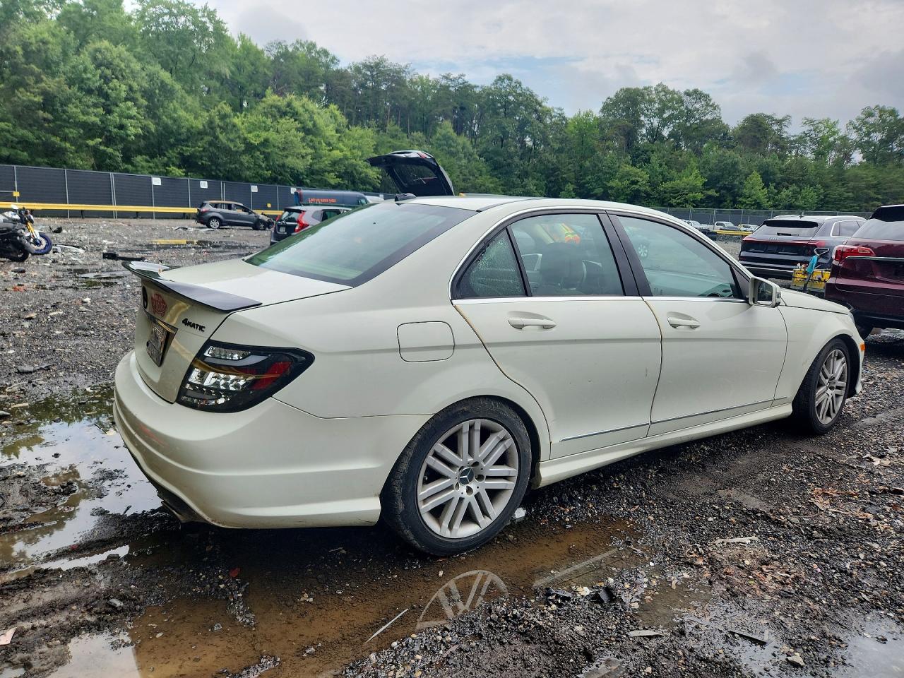 2012 Mercedes-benz C 300 4matic White vin: WDDGF8BB3CR226324