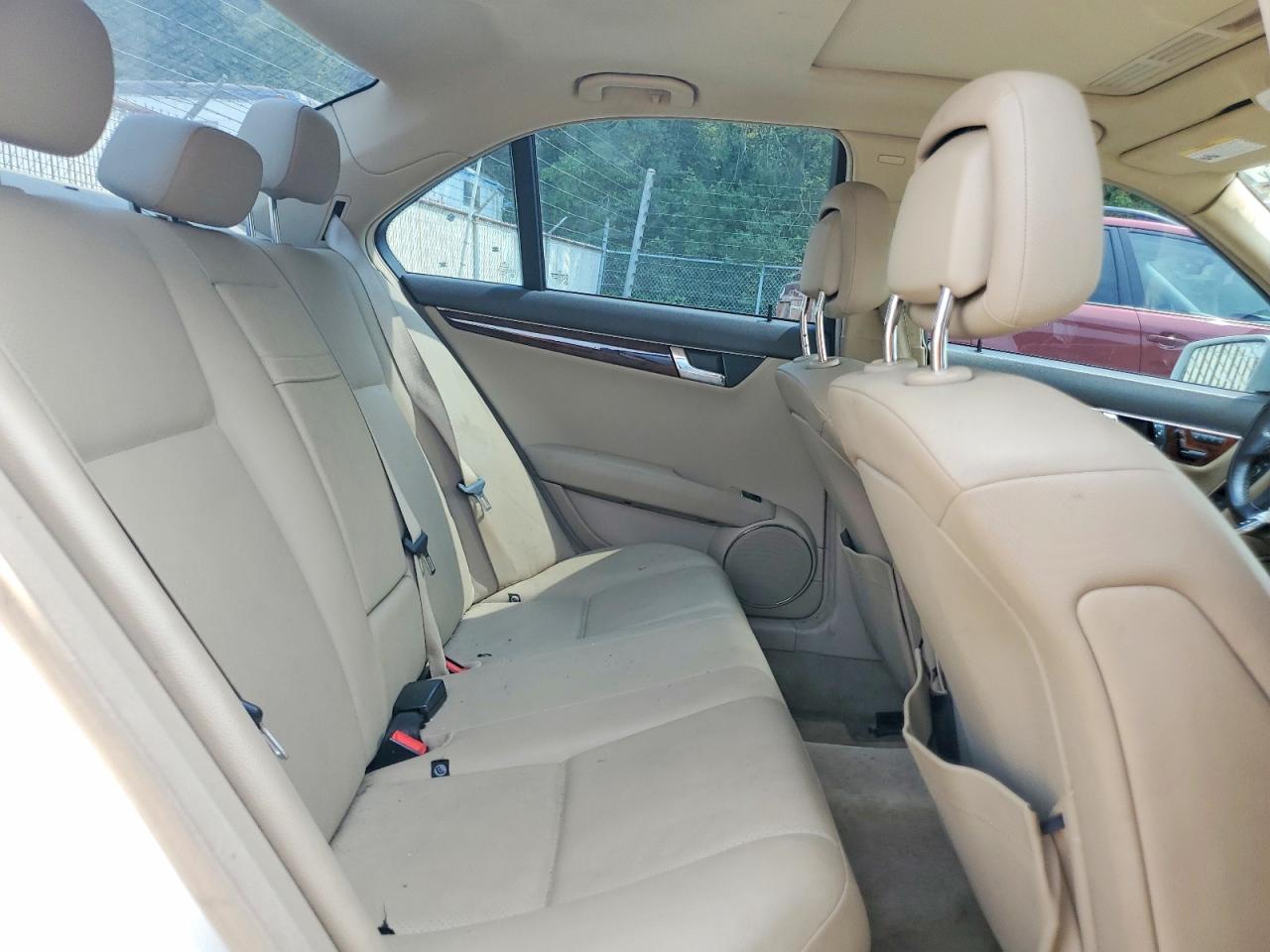 2010 Mercedes-benz C 300 4matic Белый vin: WDDGF8BB4AR106206