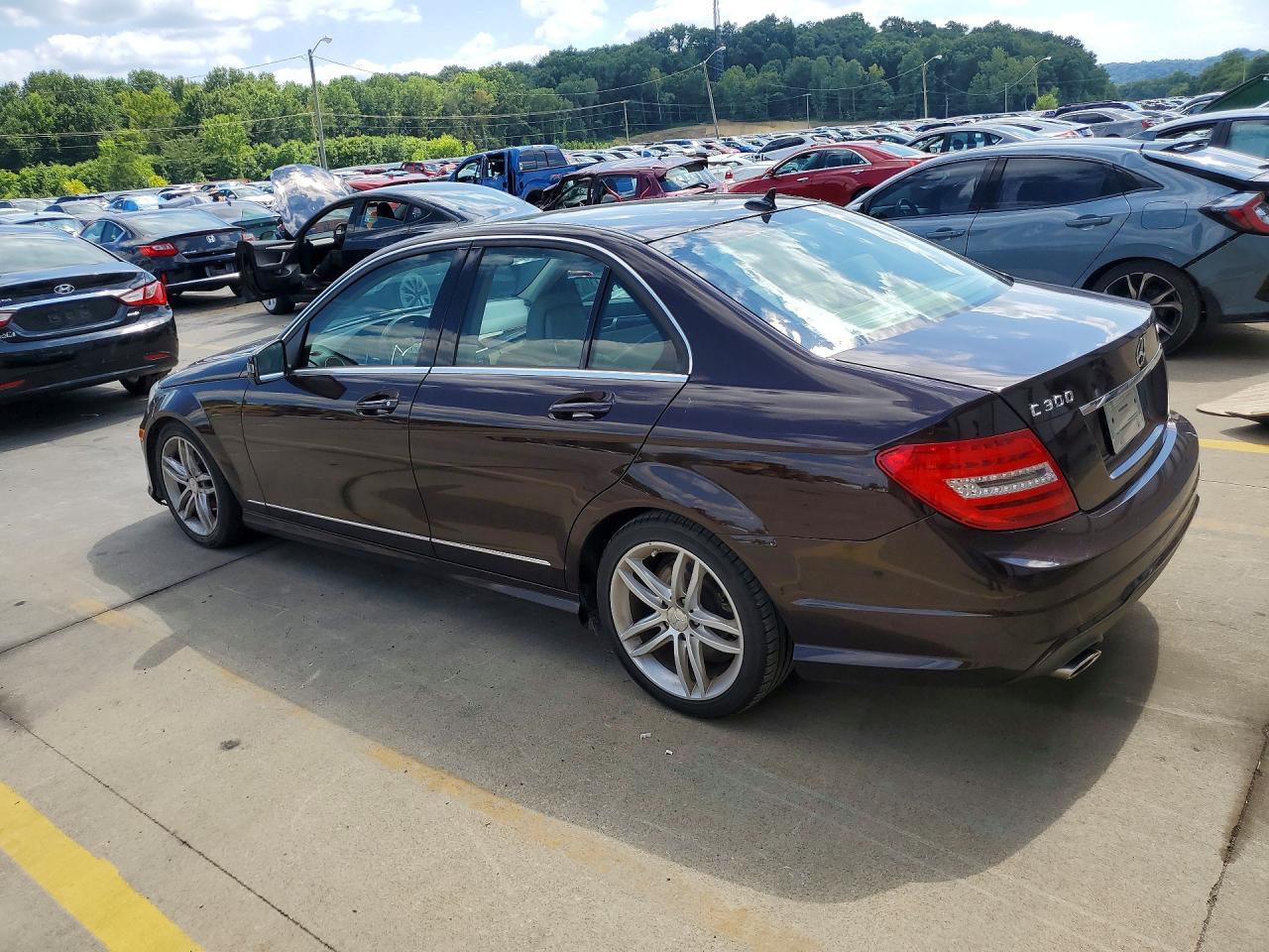 2012 Mercedes-benz C 300 4matic Burgundy vin: WDDGF8BB4CA618100