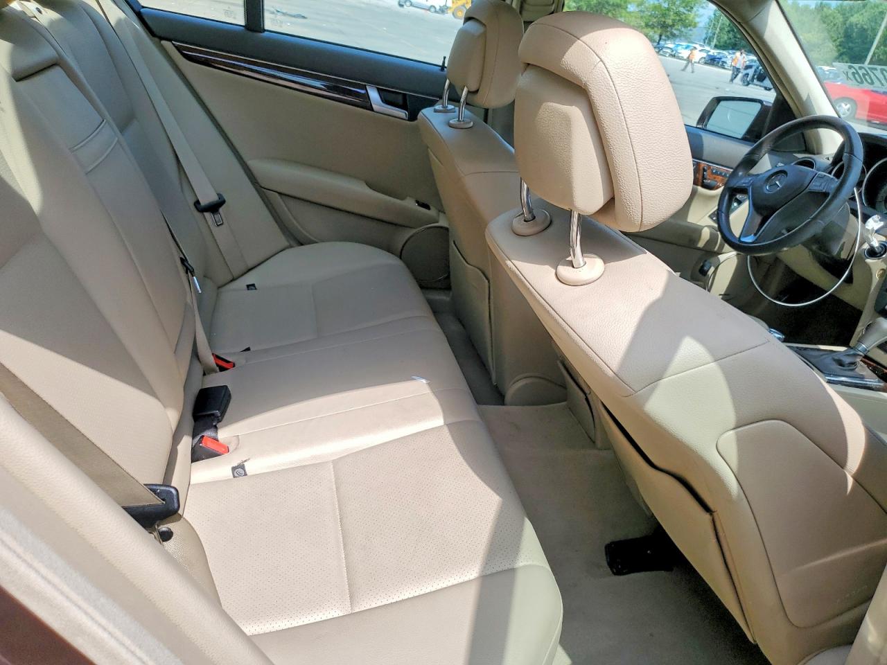 2012 Mercedes-benz C 300 4matic Burgundy vin: WDDGF8BB4CA618100