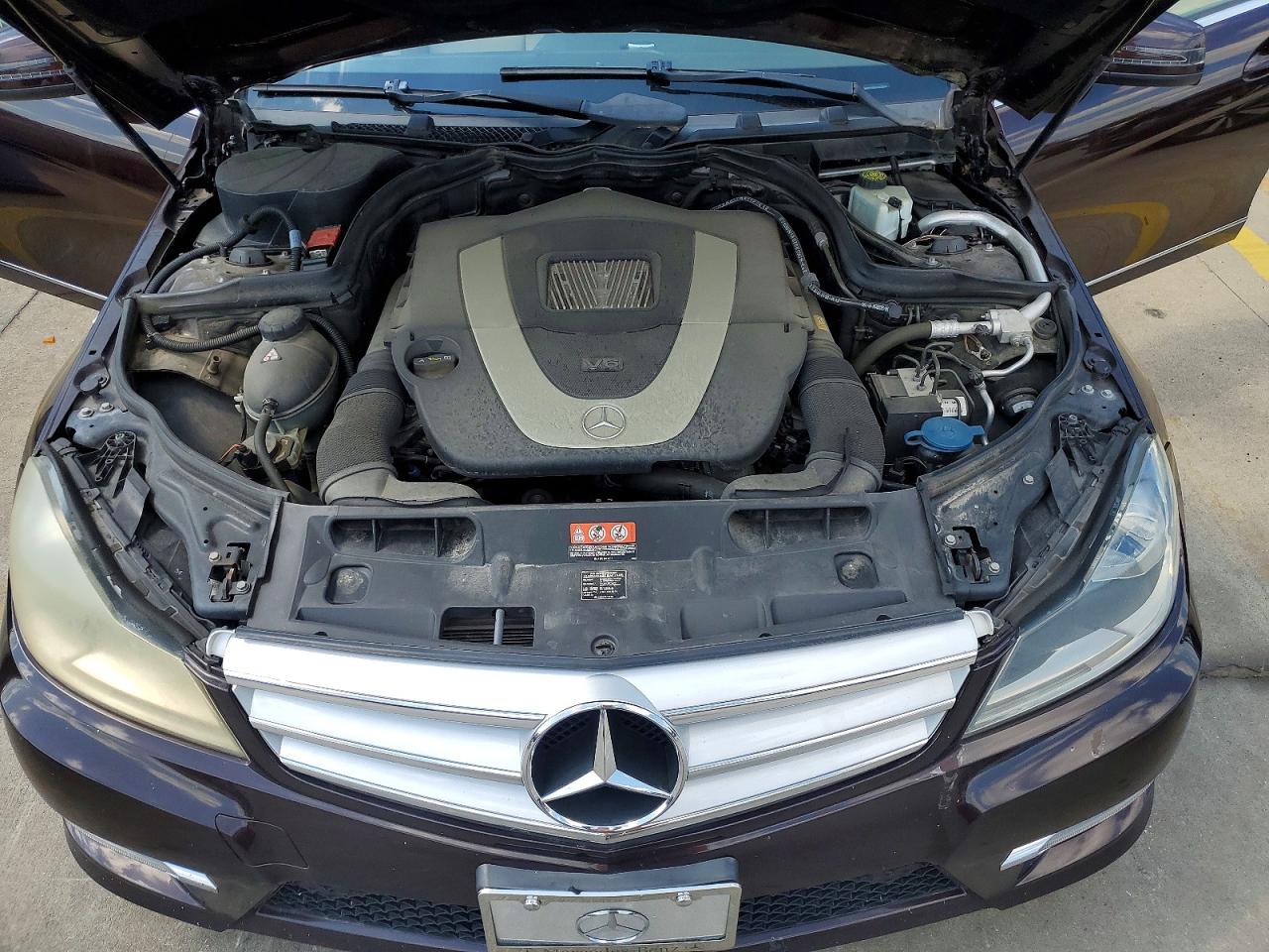 2012 Mercedes-benz C 300 4matic Burgundy vin: WDDGF8BB4CA618100
