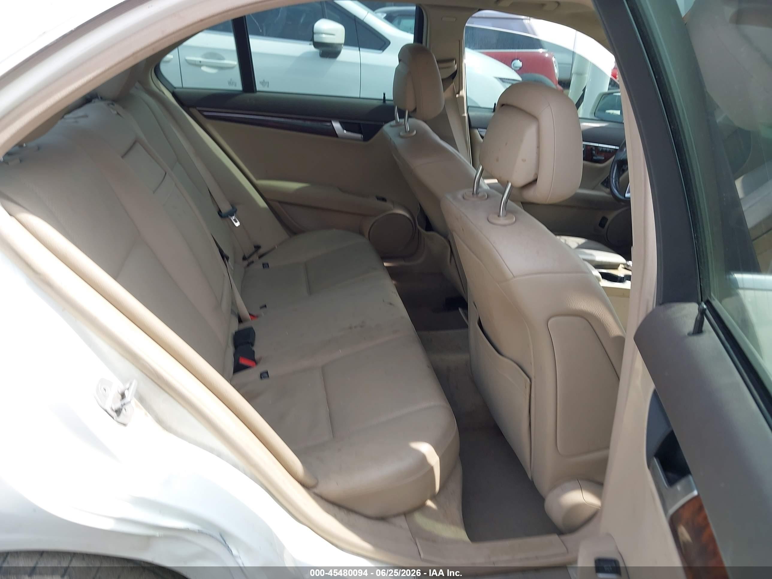 2012 Mercedes-benz C 300 White vin: WDDGF8BB4CR202436