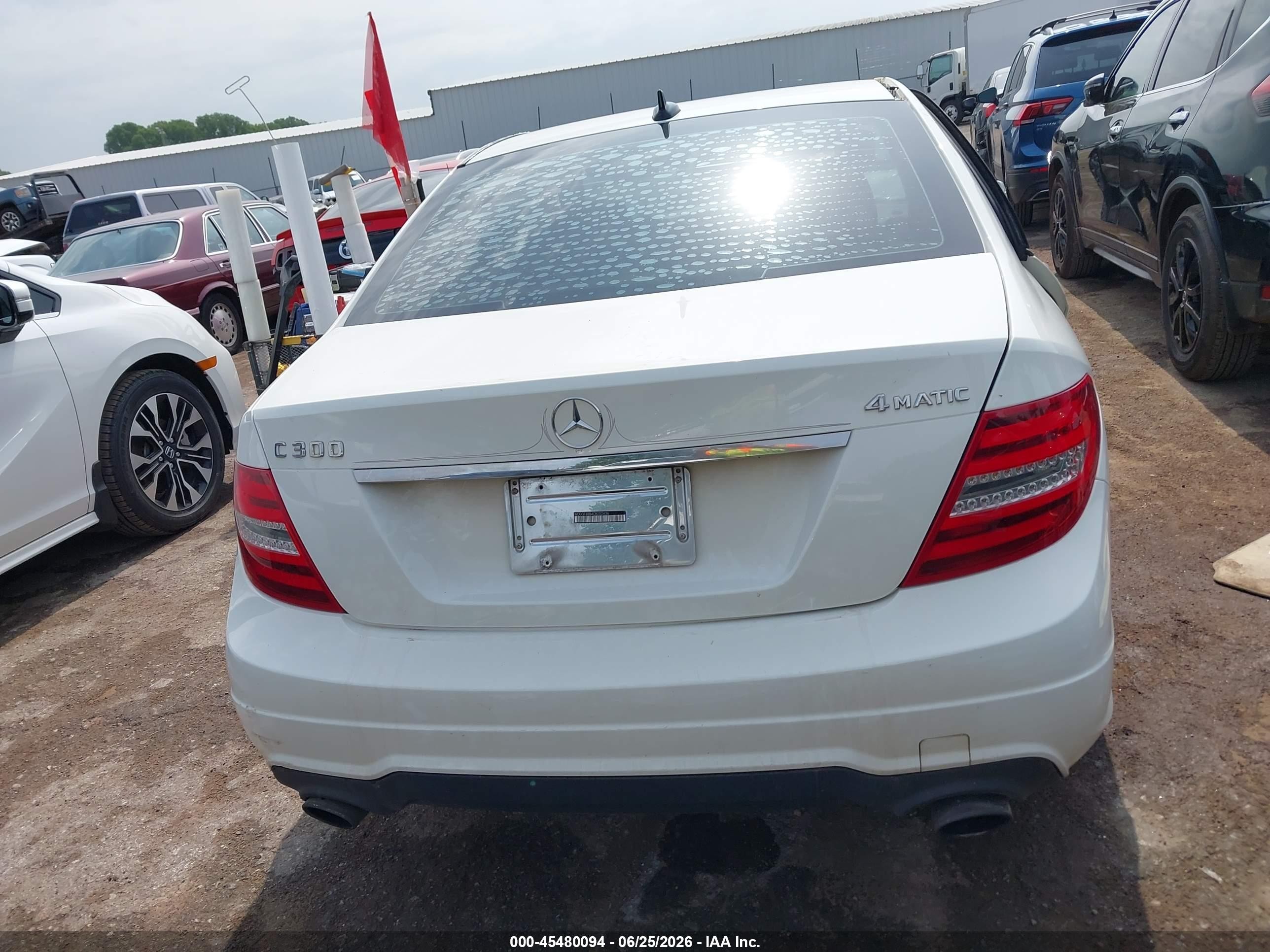 2012 Mercedes-benz C 300 White vin: WDDGF8BB4CR202436