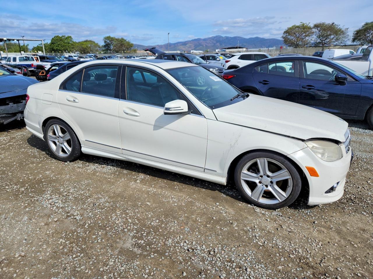 2010 Mercedes-benz C 300 4matic Белый vin: WDDGF8BB6AR092633