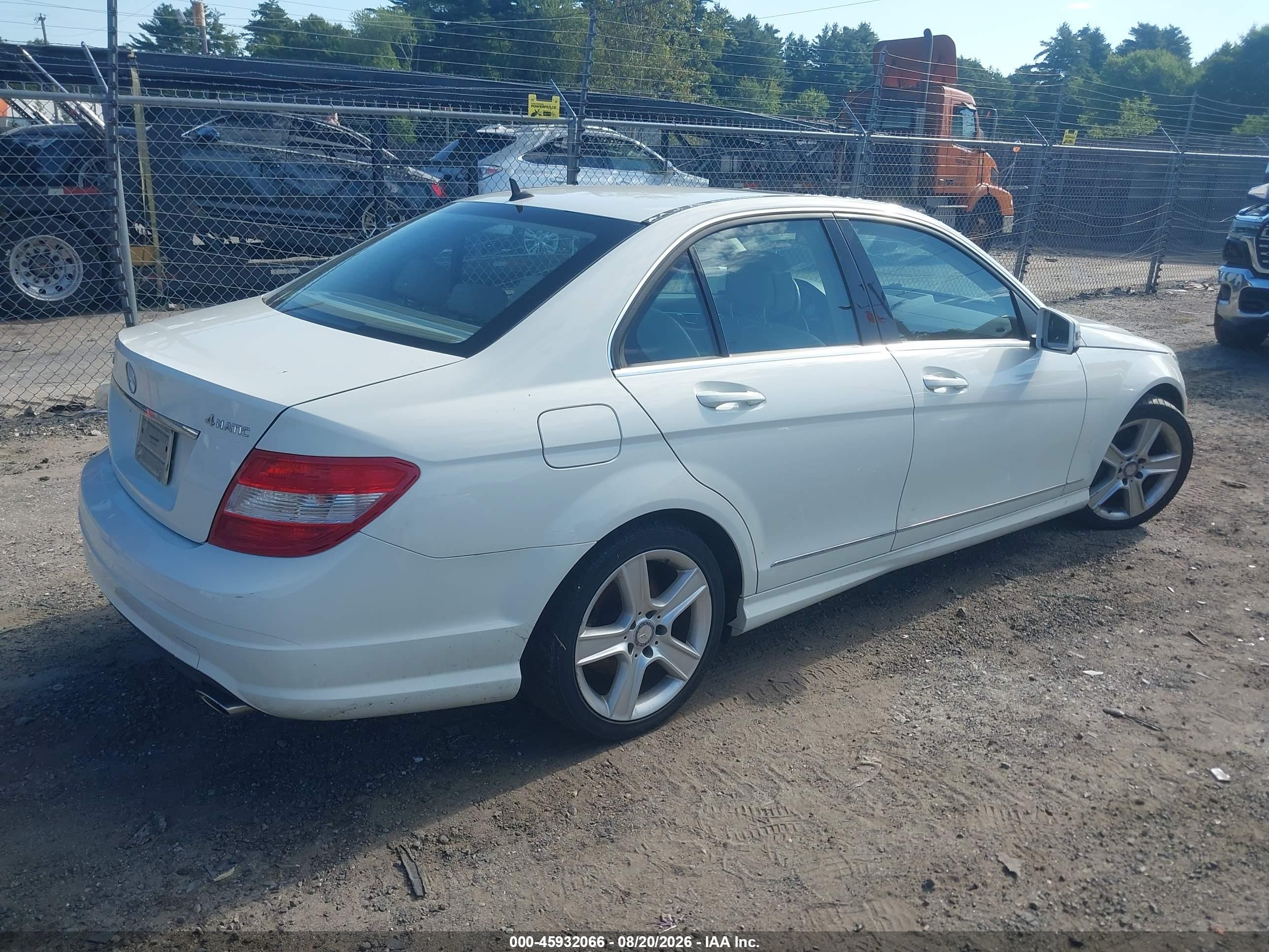 2011 Mercedes-benz C 300 Sport 4matic Белый vin: WDDGF8BB7BR148337