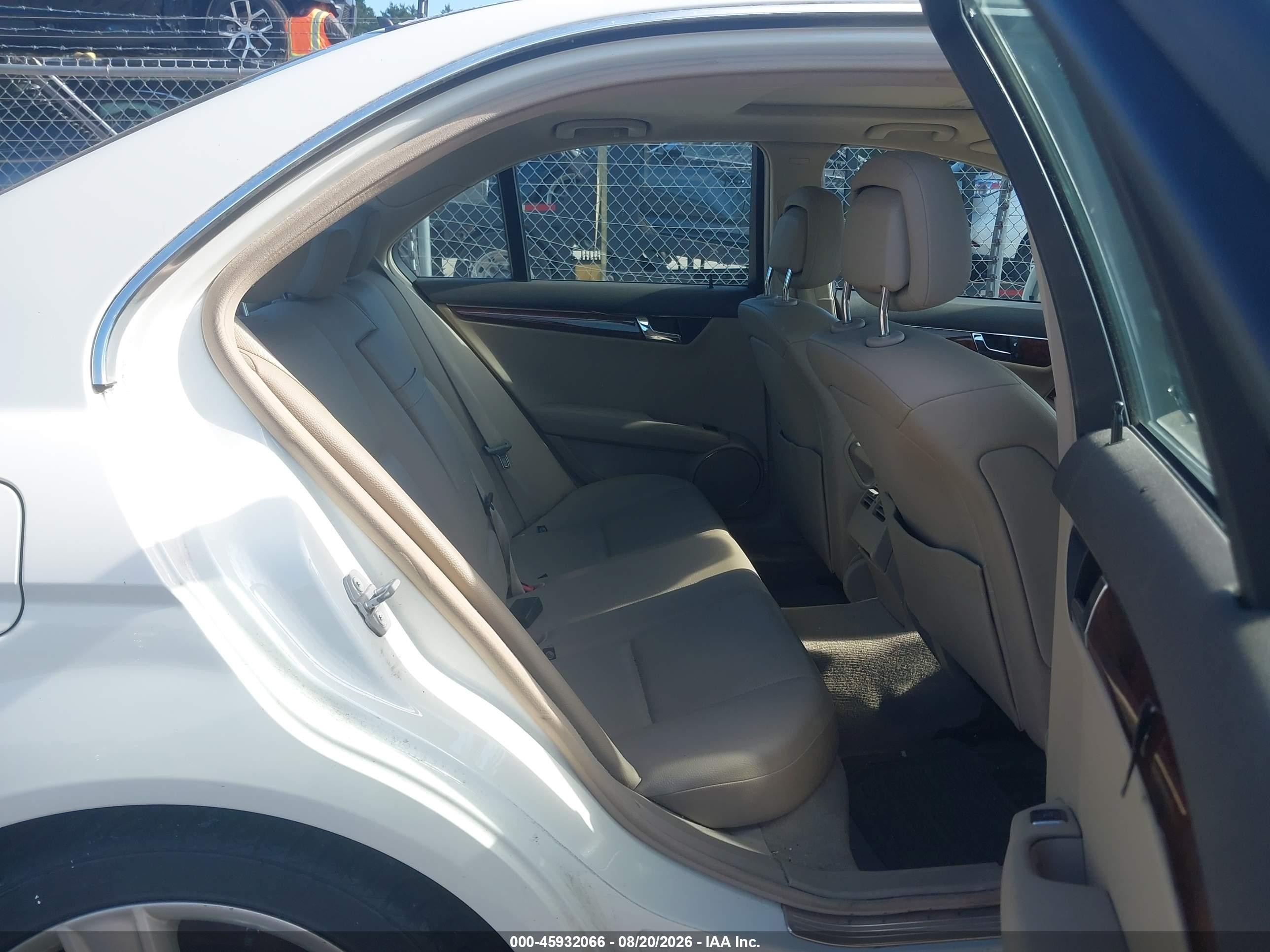 2011 Mercedes-benz C 300 Sport 4matic Белый vin: WDDGF8BB7BR148337