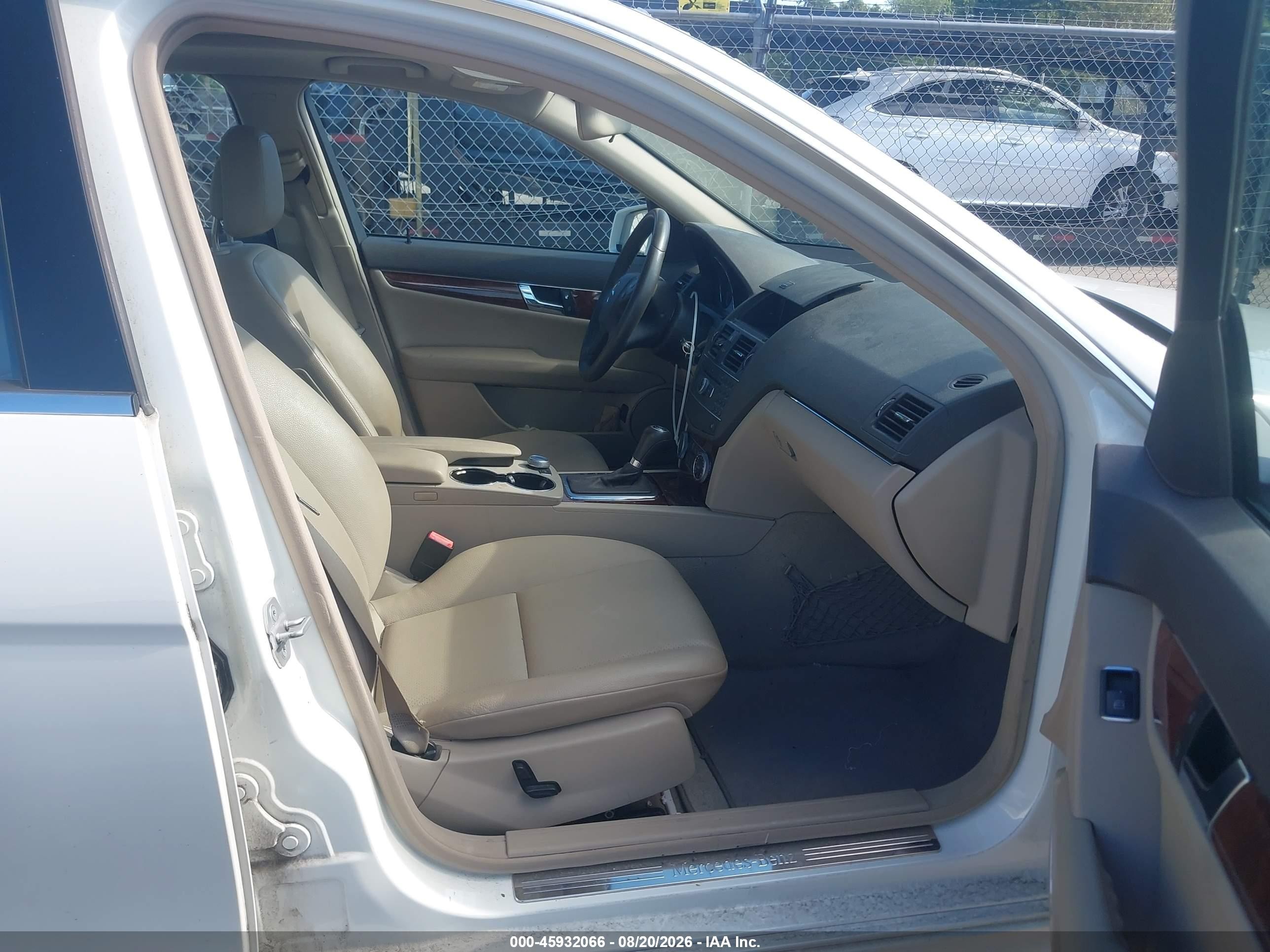 2011 Mercedes-benz C 300 Sport 4matic Белый vin: WDDGF8BB7BR148337