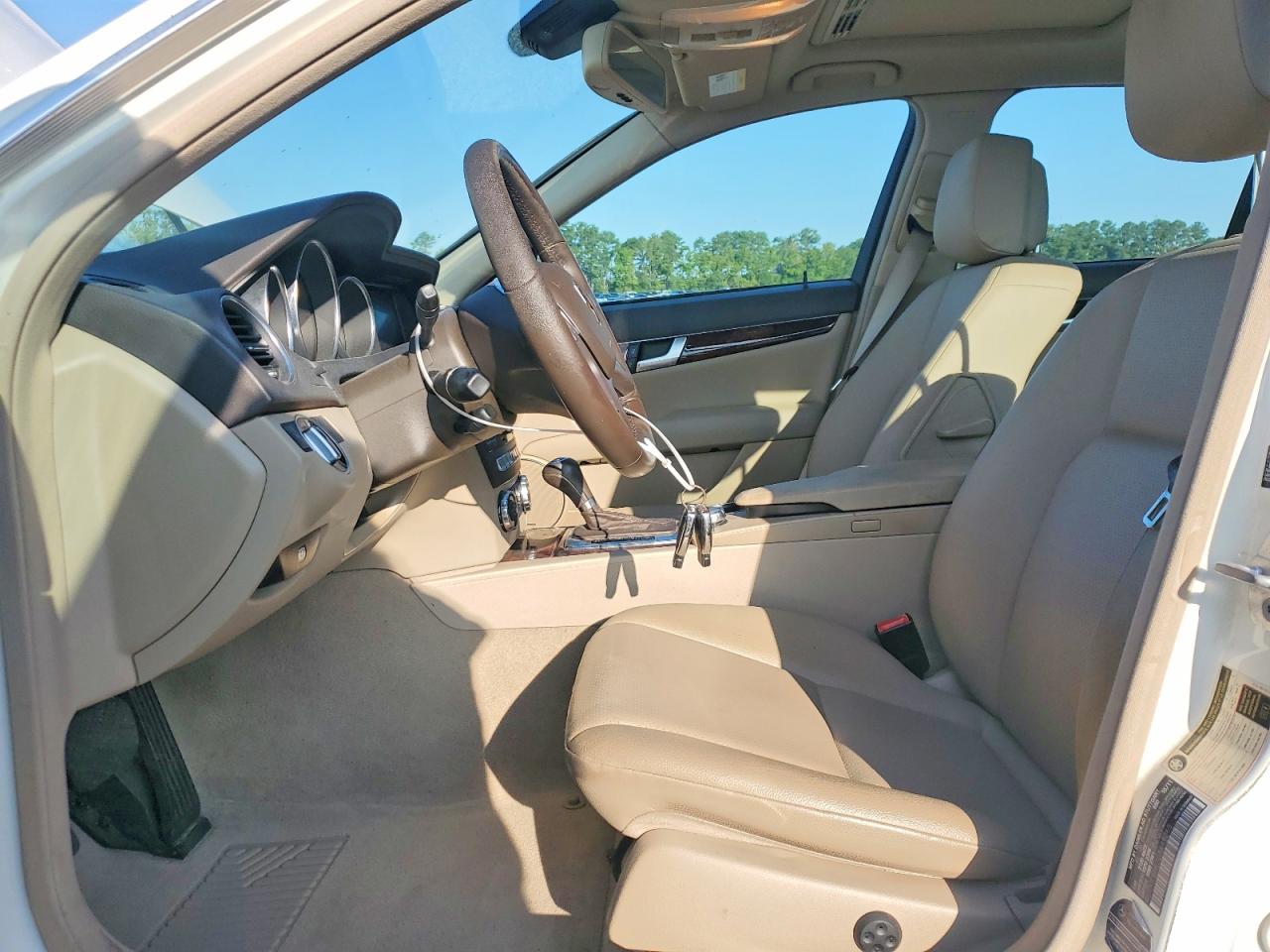 2012 Mercedes-benz C 300 4matic White vin: WDDGF8BB7CA649065