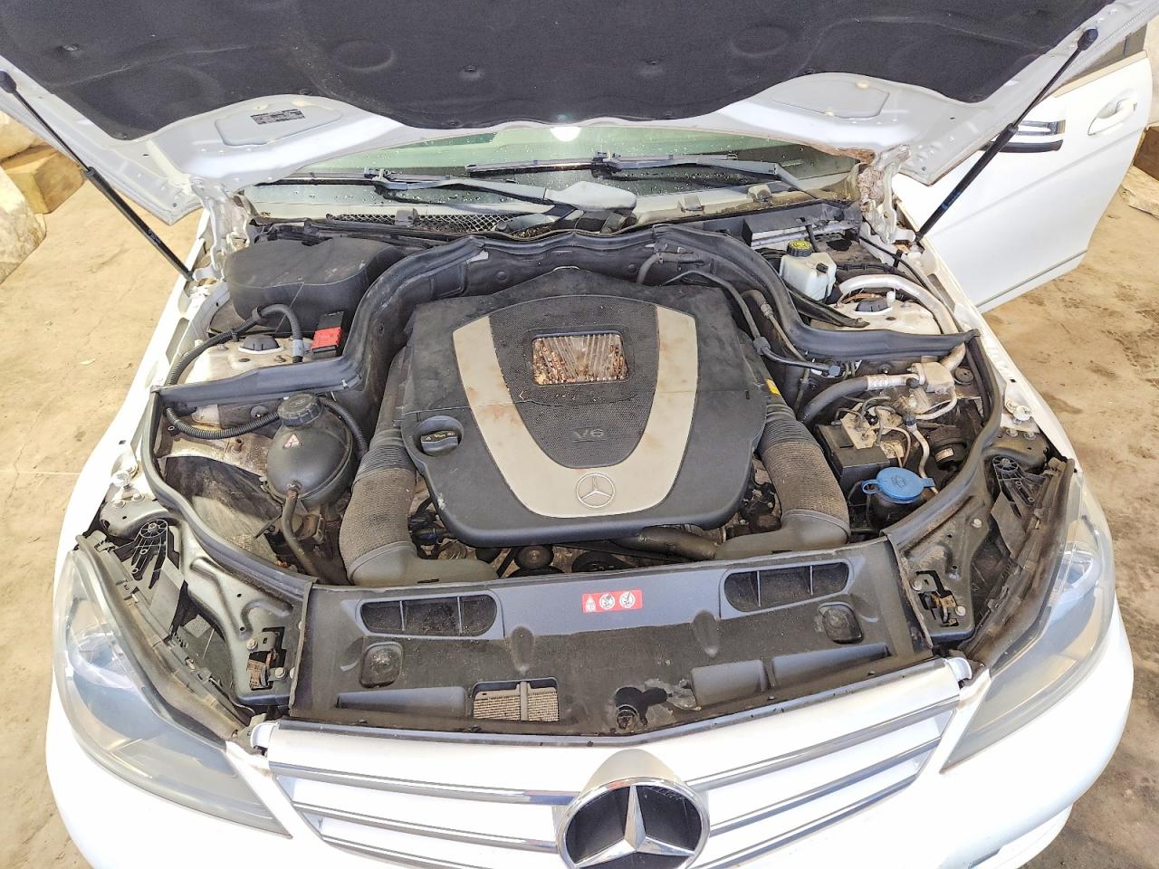 2012 Mercedes-benz C 300 4matic White vin: WDDGF8BB7CR201944