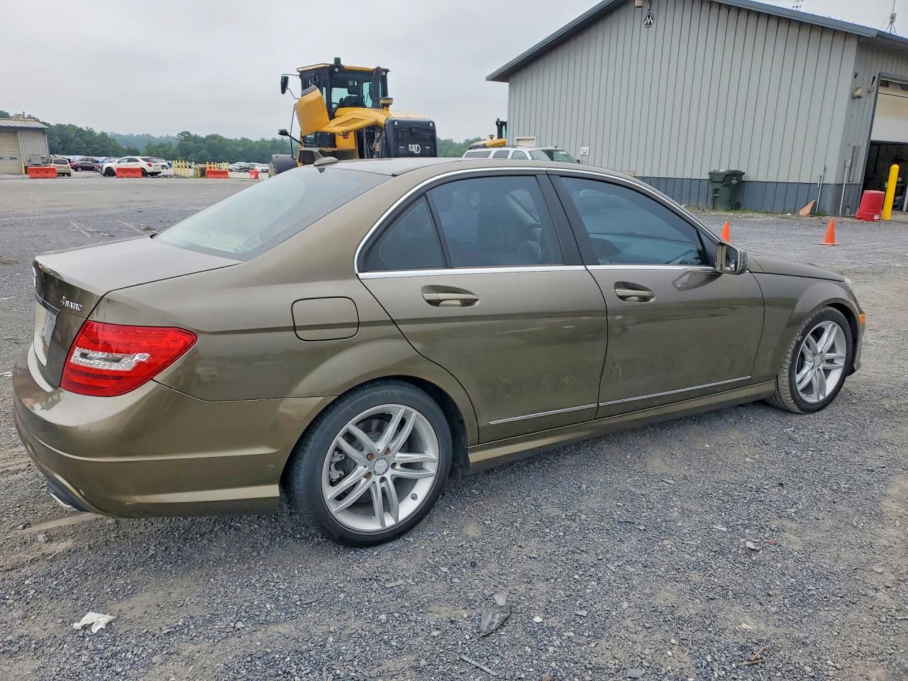 2012 Mercedes-benz C 300 4matic Коричневый vin: WDDGF8BB7CR225970