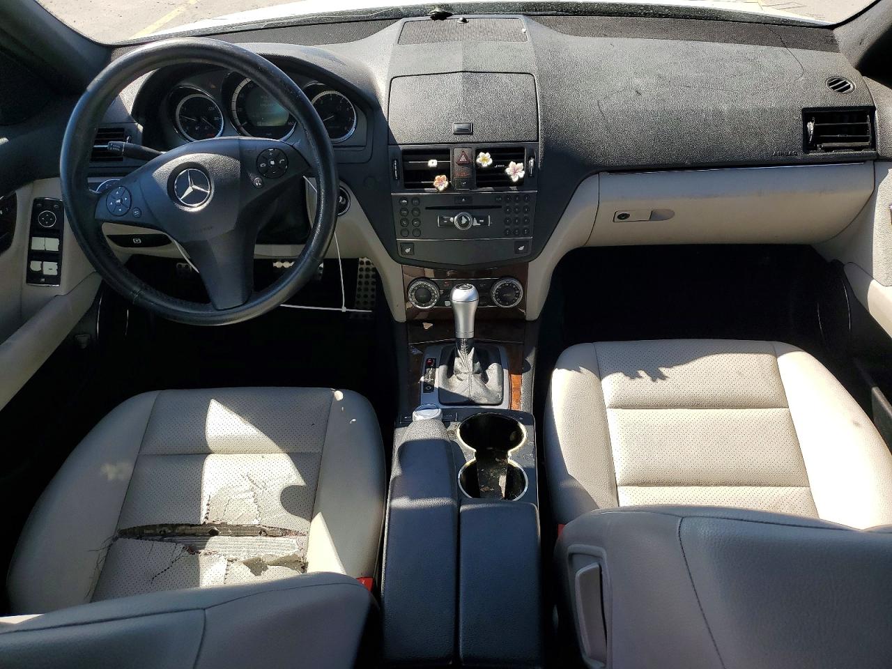 2010 Mercedes-benz C 300 4matic Белый vin: WDDGF8BB8AF384964