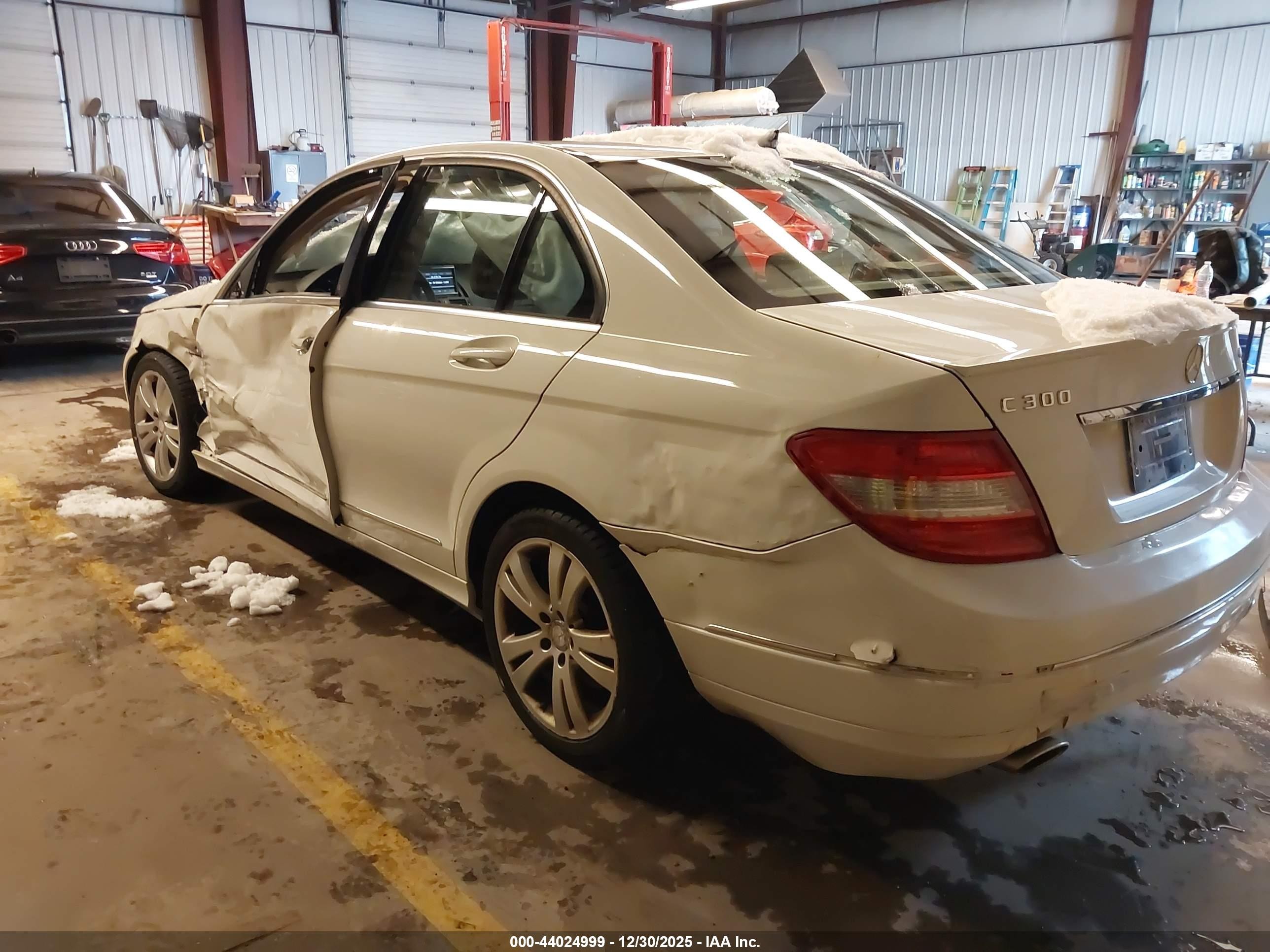 2011 Mercedes-benz C 300 Luxury 4matic White vin: WDDGF8BB8BR150906