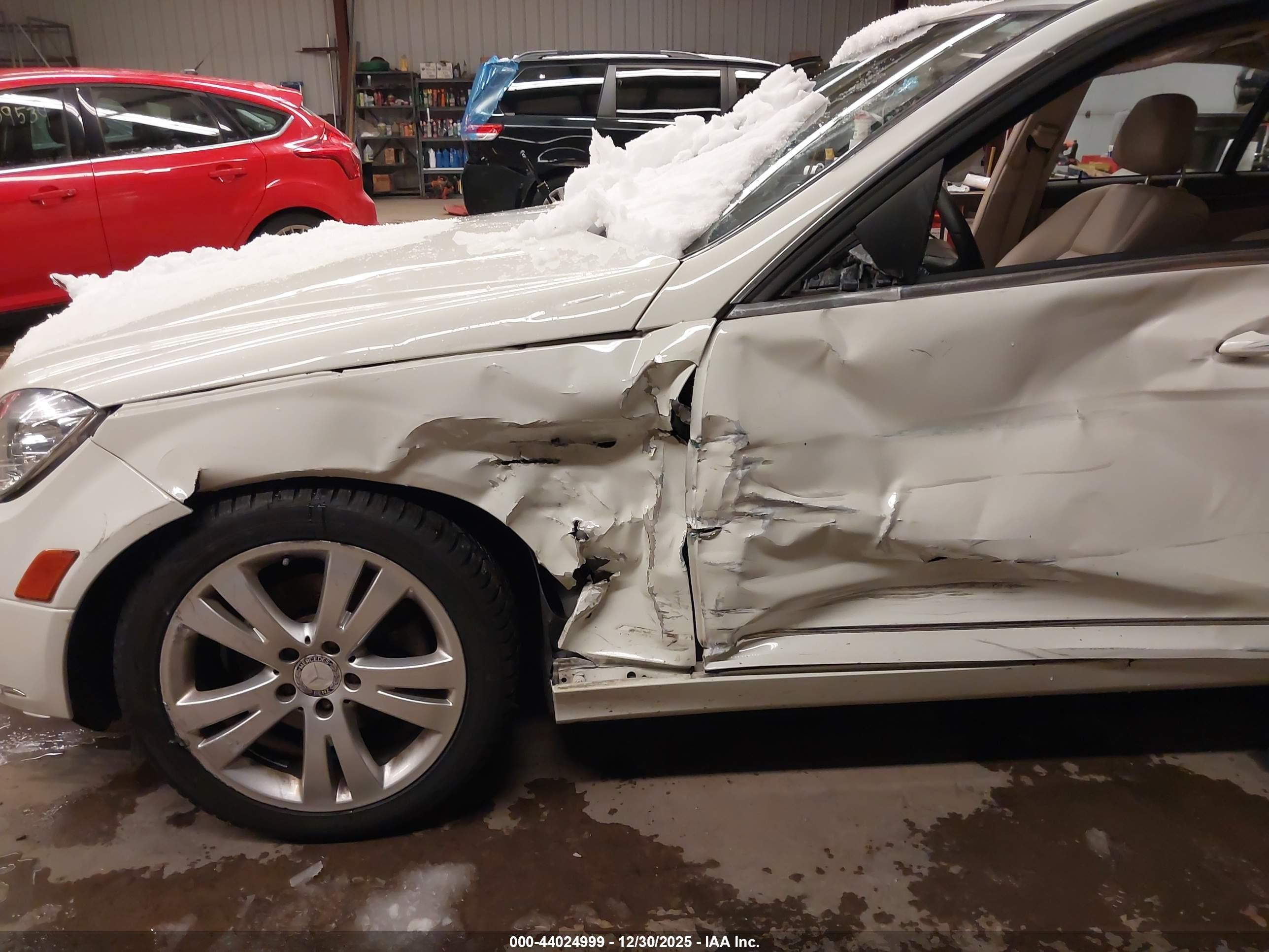 2011 Mercedes-benz C 300 Luxury 4matic White vin: WDDGF8BB8BR150906