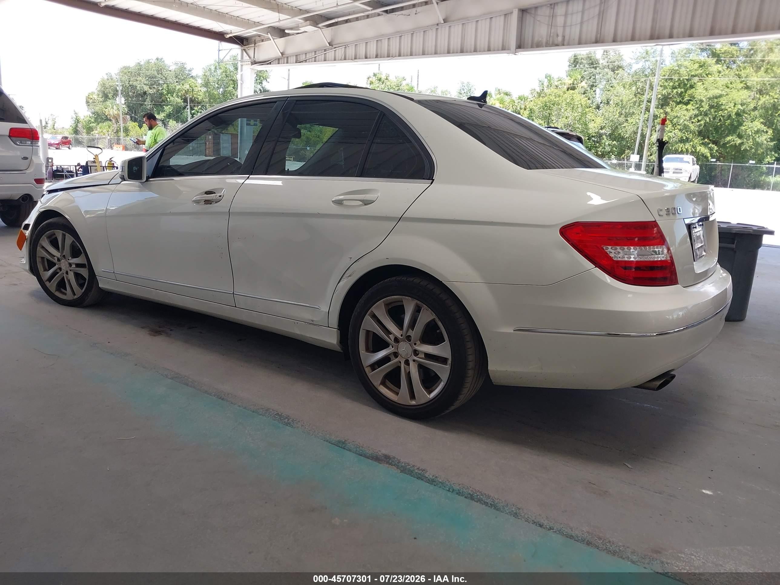 2012 Mercedes-benz C 300   White vin: WDDGF8BB8CR191568