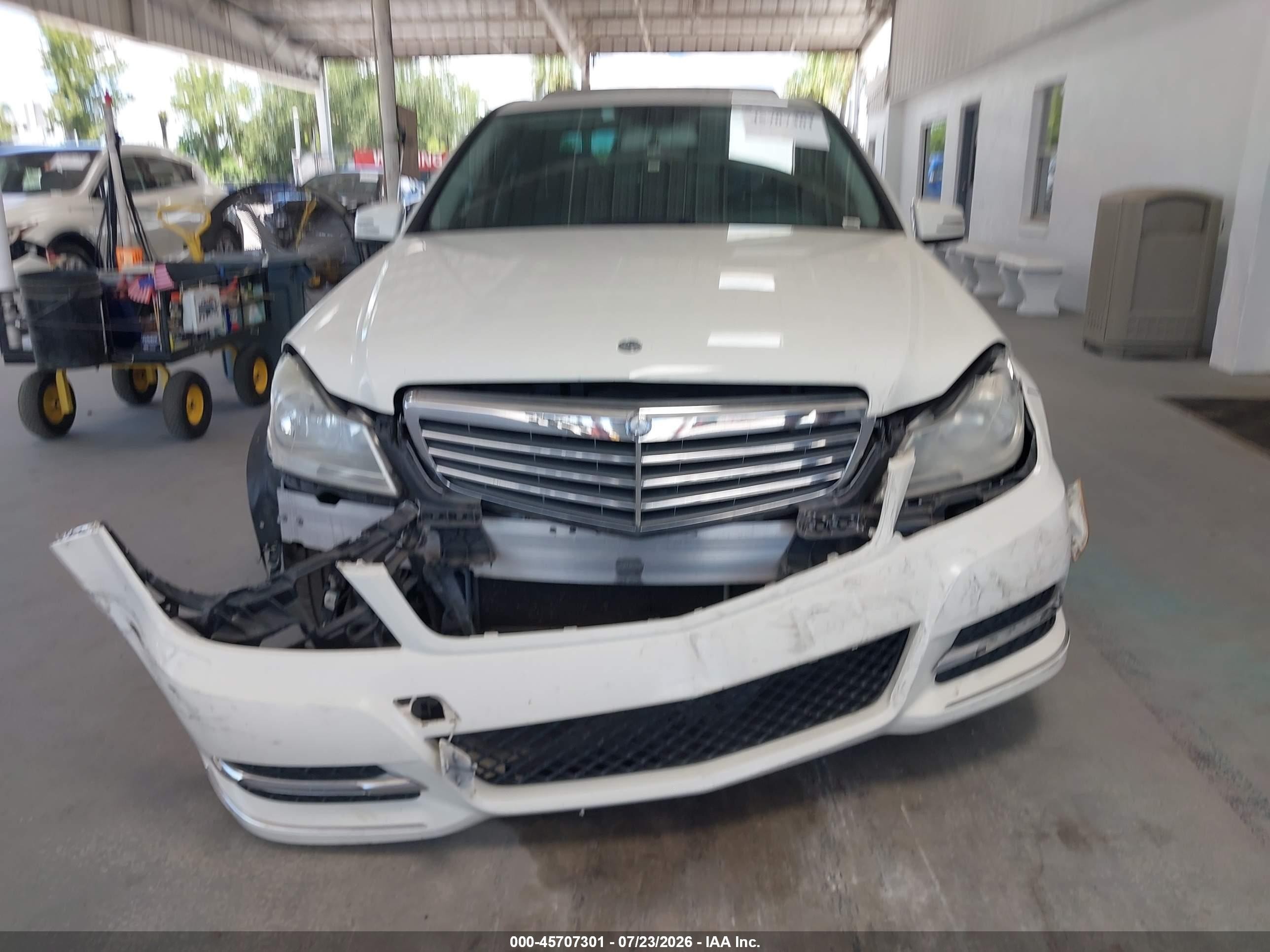 2012 Mercedes-benz C 300   White vin: WDDGF8BB8CR191568