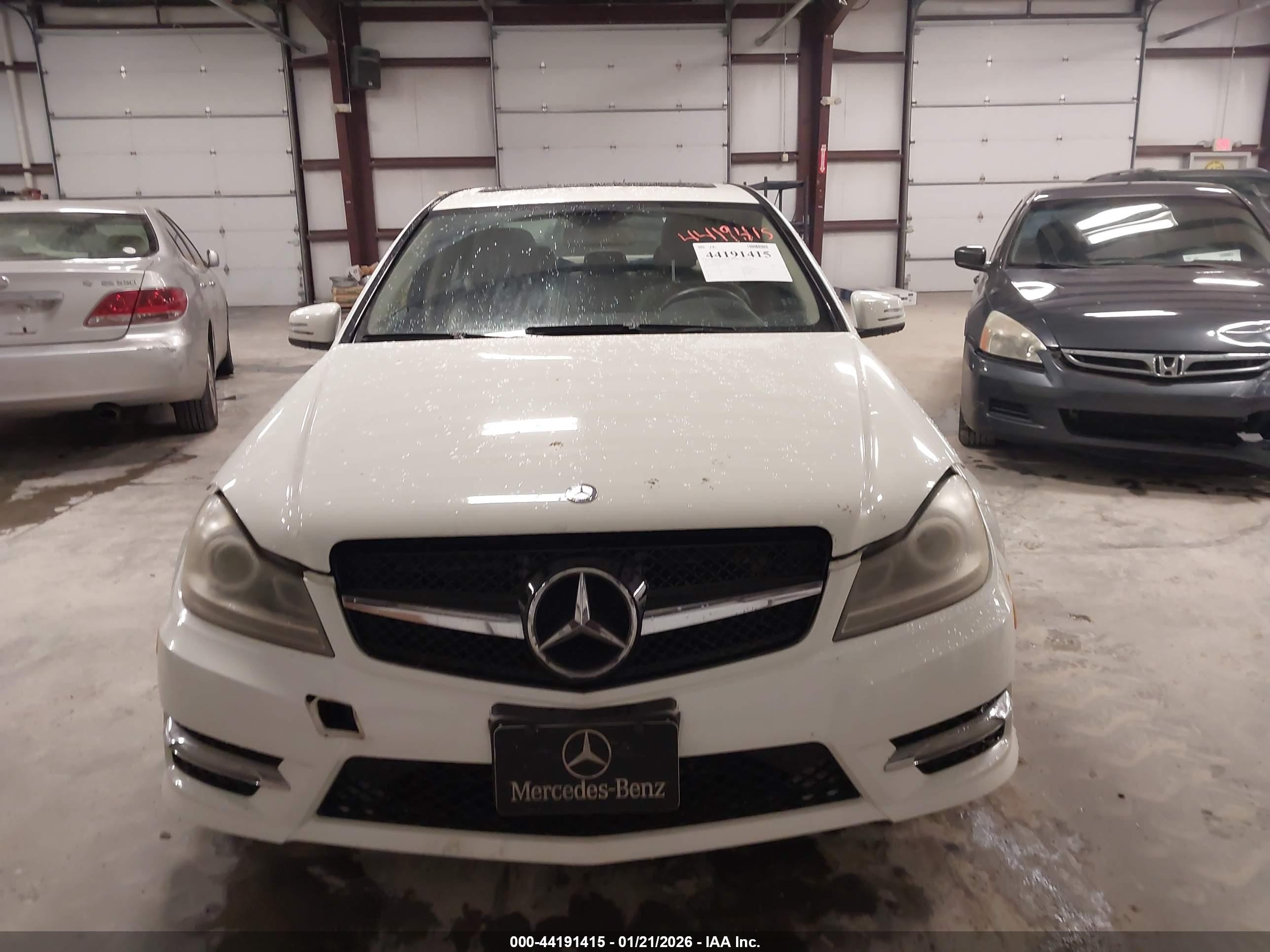 2012 Mercedes-benz C 300 Sport 4matic Белый vin: WDDGF8BB8CR211446