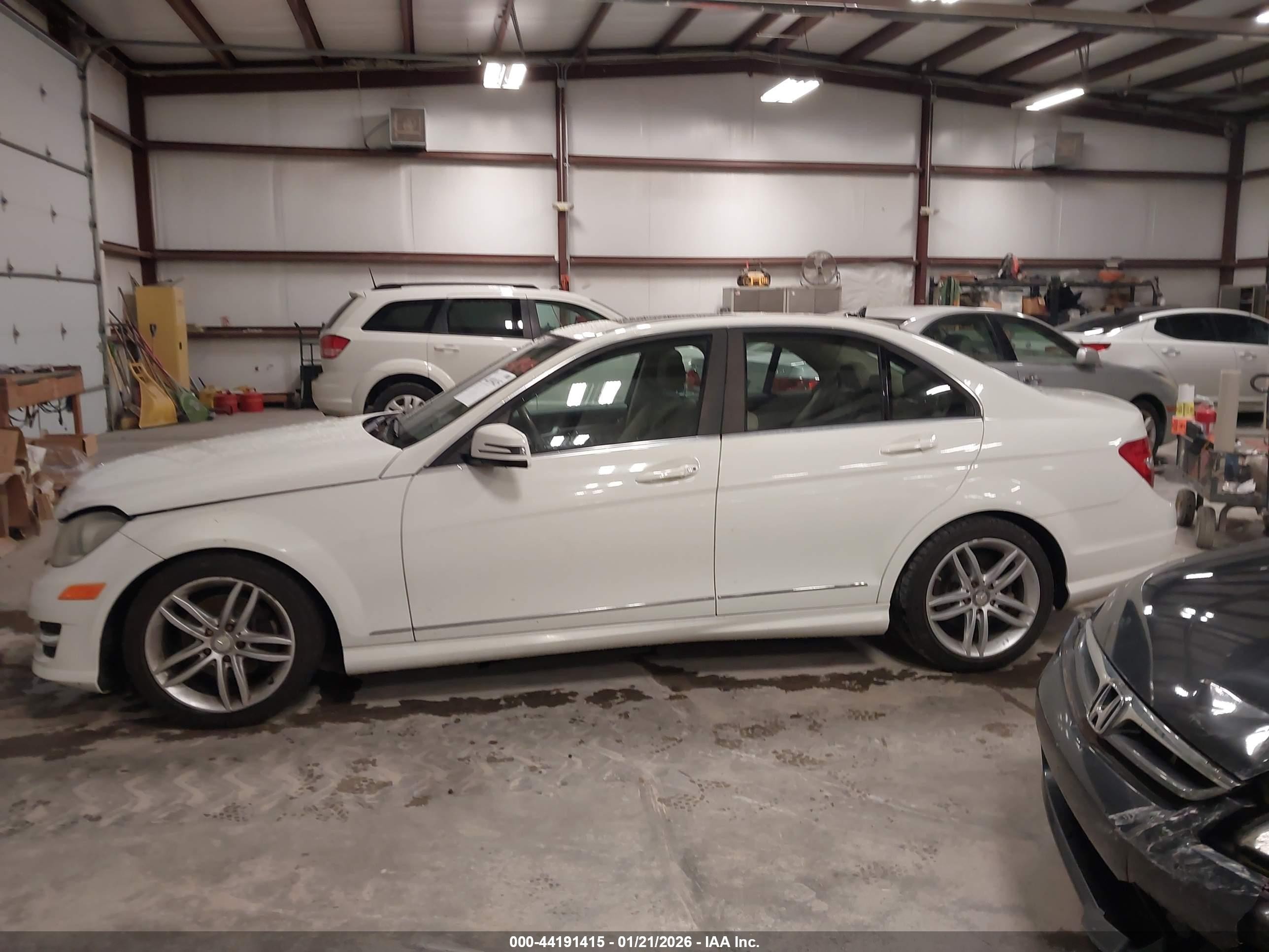 2012 Mercedes-benz C 300 Sport 4matic Белый vin: WDDGF8BB8CR211446