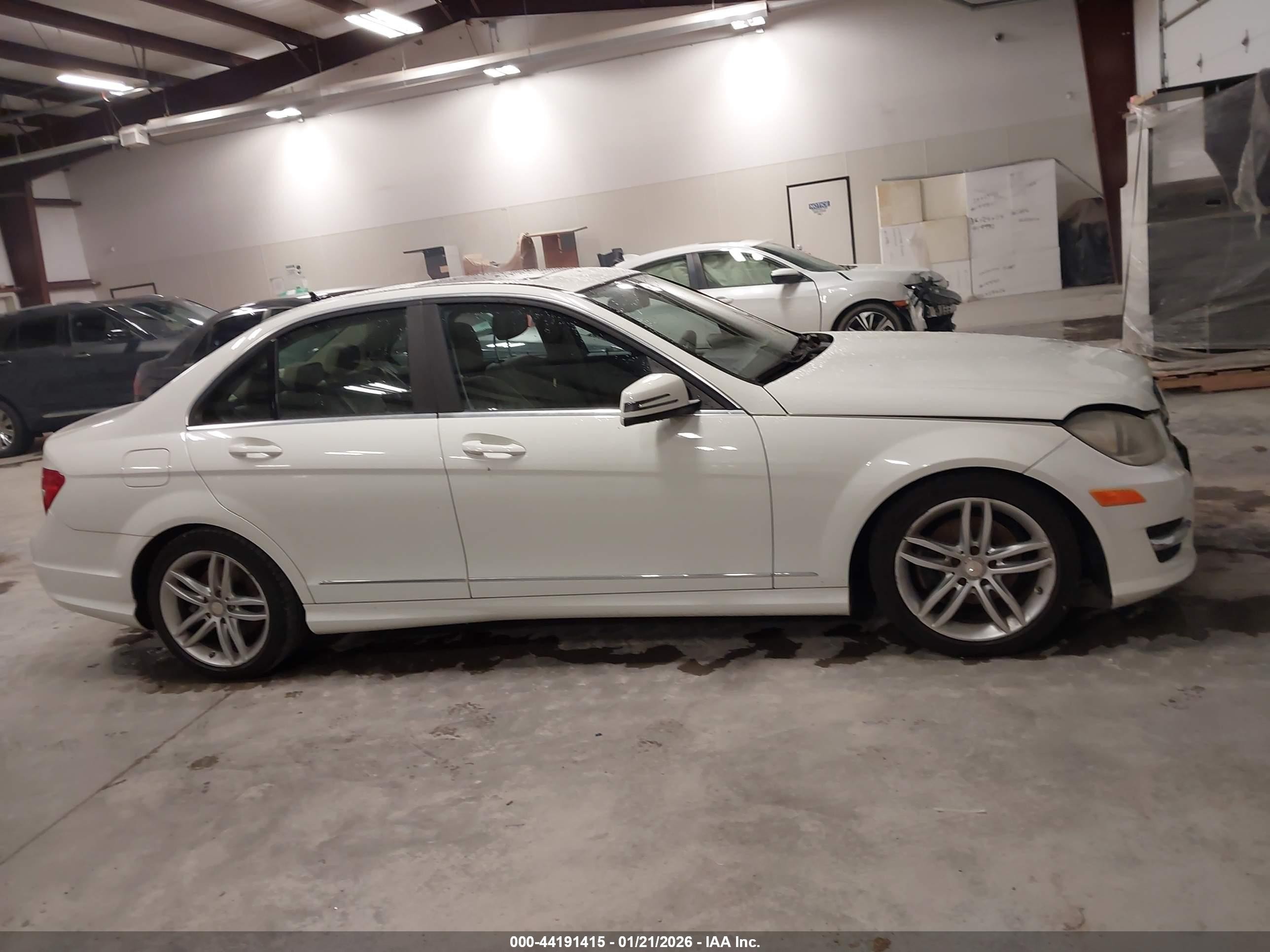 2012 Mercedes-benz C 300 Sport 4matic Белый vin: WDDGF8BB8CR211446