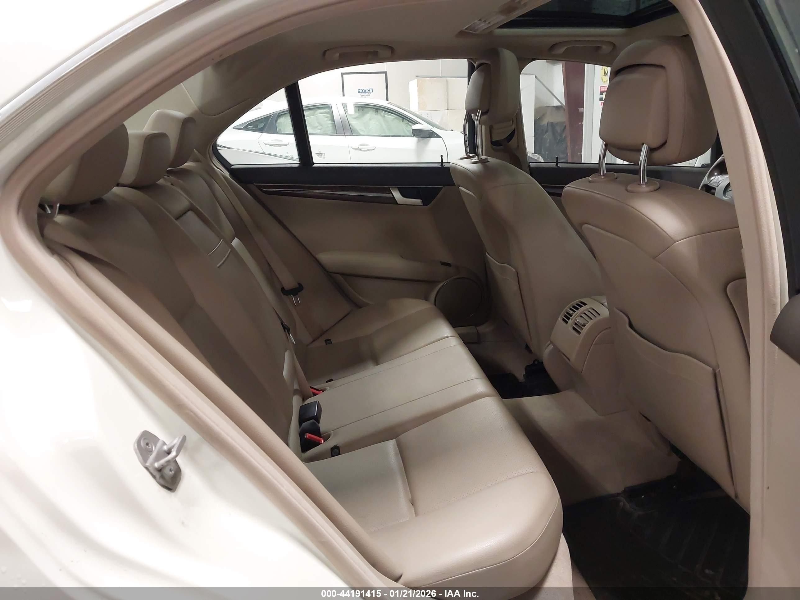 2012 Mercedes-benz C 300 Sport 4matic Белый vin: WDDGF8BB8CR211446