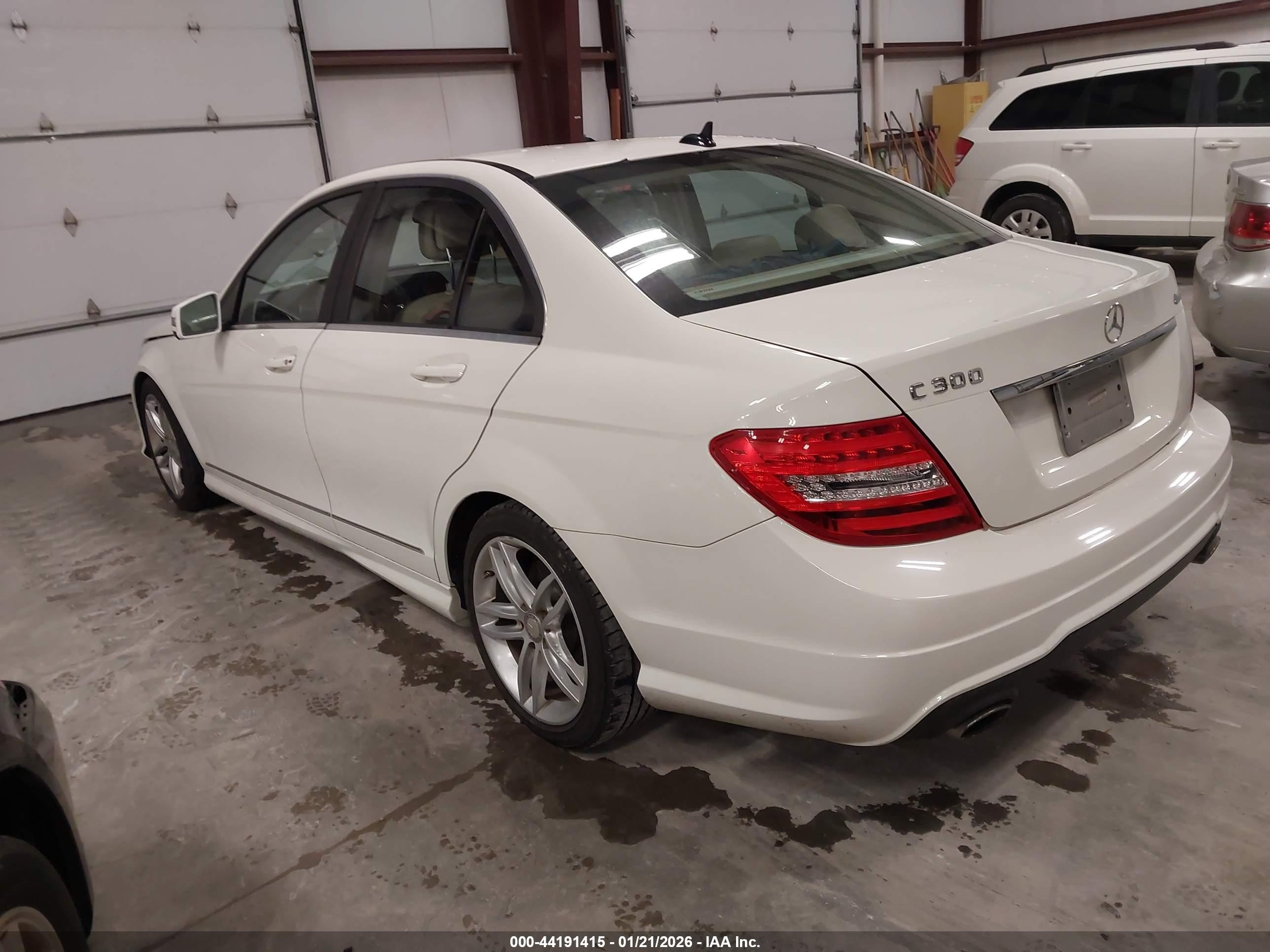 2012 Mercedes-benz C 300 Sport 4matic Белый vin: WDDGF8BB8CR211446