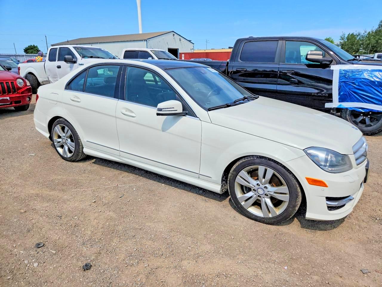 2012 Mercedes-benz C 300 4matic Белый vin: WDDGF8BB9CA648094