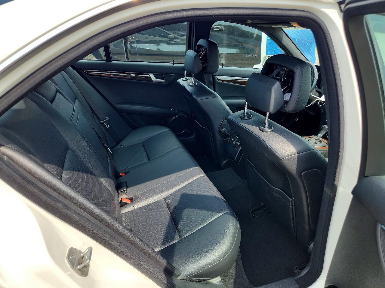 2012 Mercedes-benz C 300 4matic Белый vin: WDDGF8BB9CA648094