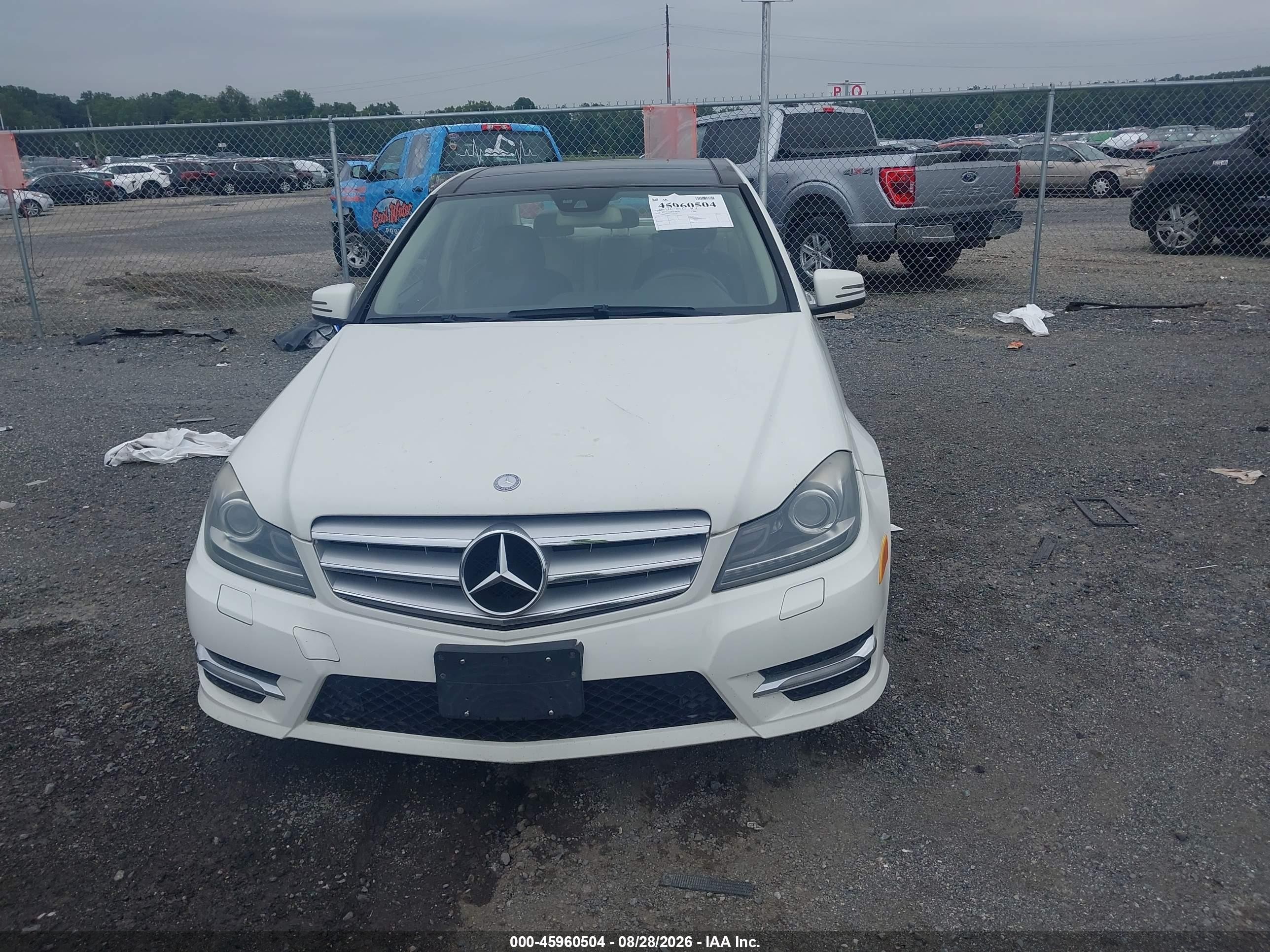 2012 Mercedes-benz C 300 Sport 4matic Белый vin: WDDGF8BB9CR201248