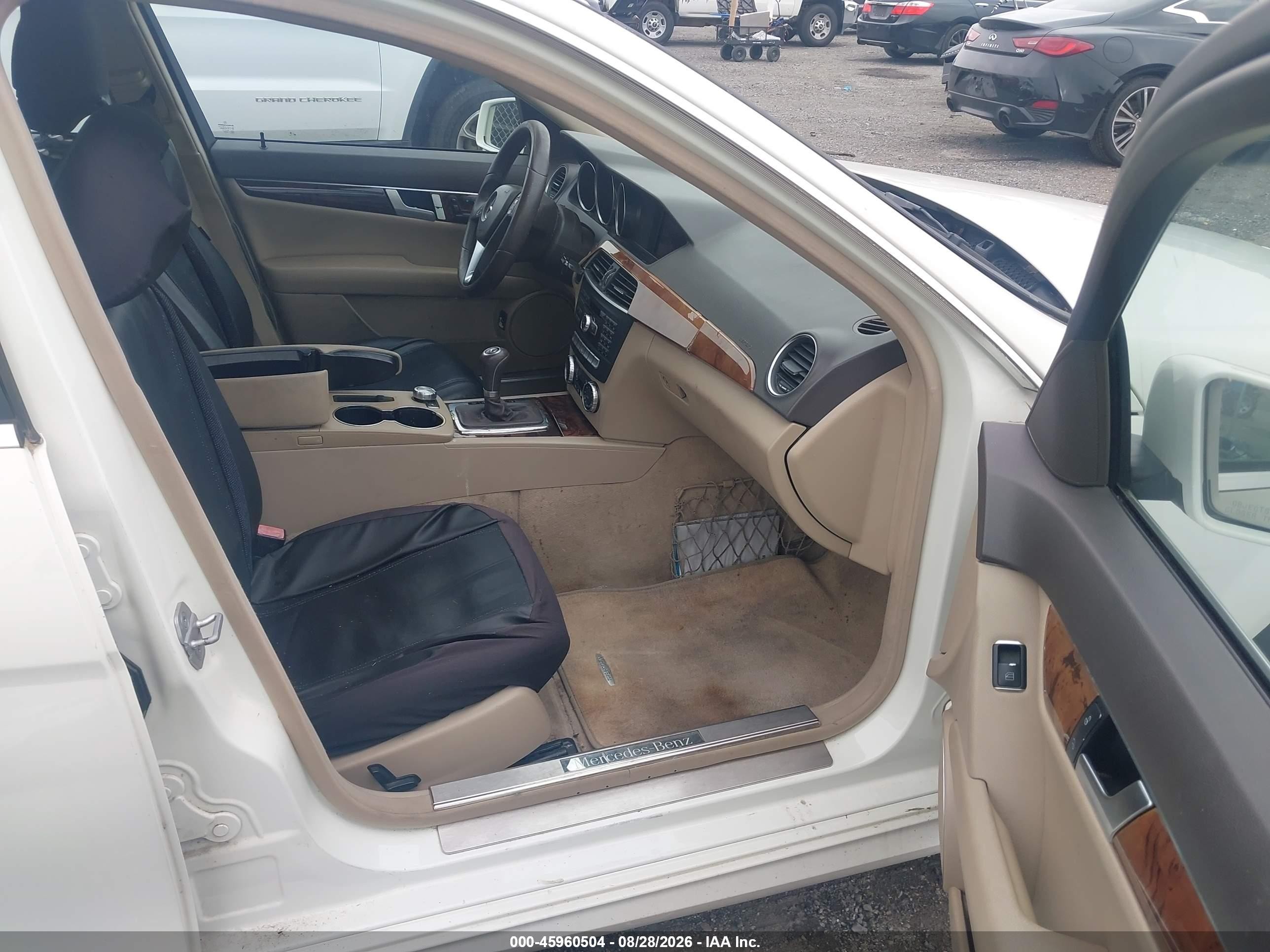 2012 Mercedes-benz C 300 Sport 4matic Белый vin: WDDGF8BB9CR201248