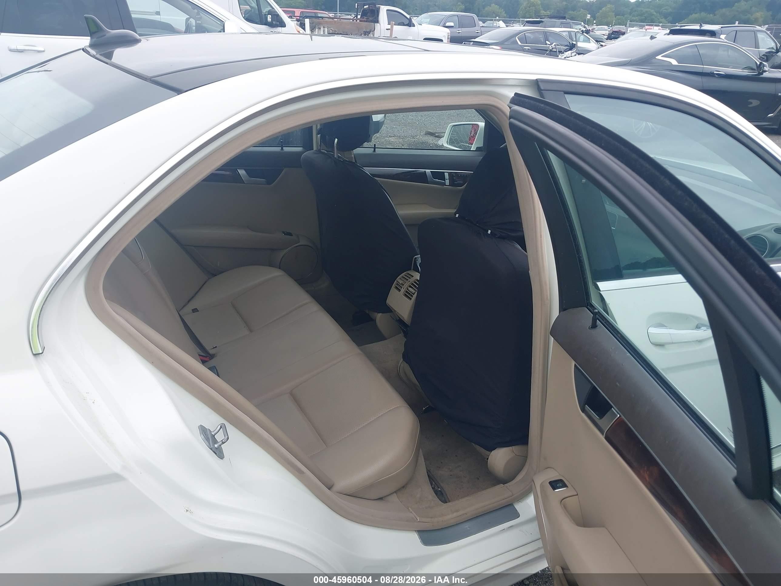 2012 Mercedes-benz C 300 Sport 4matic Белый vin: WDDGF8BB9CR201248