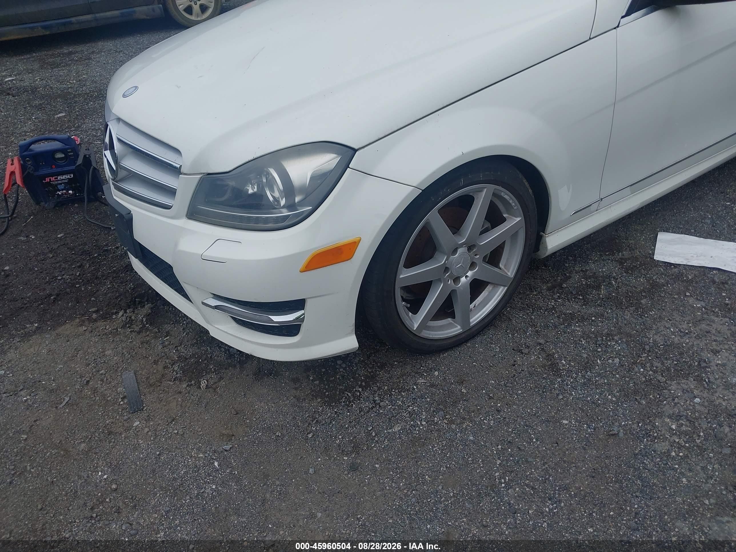 2012 Mercedes-benz C 300 Sport 4matic Белый vin: WDDGF8BB9CR201248