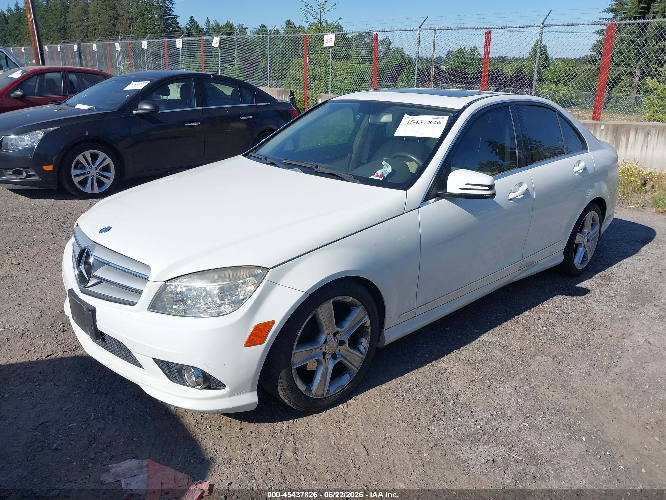 2010 Mercedes-benz C 300   White vin: WDDGF8BBXAA908399