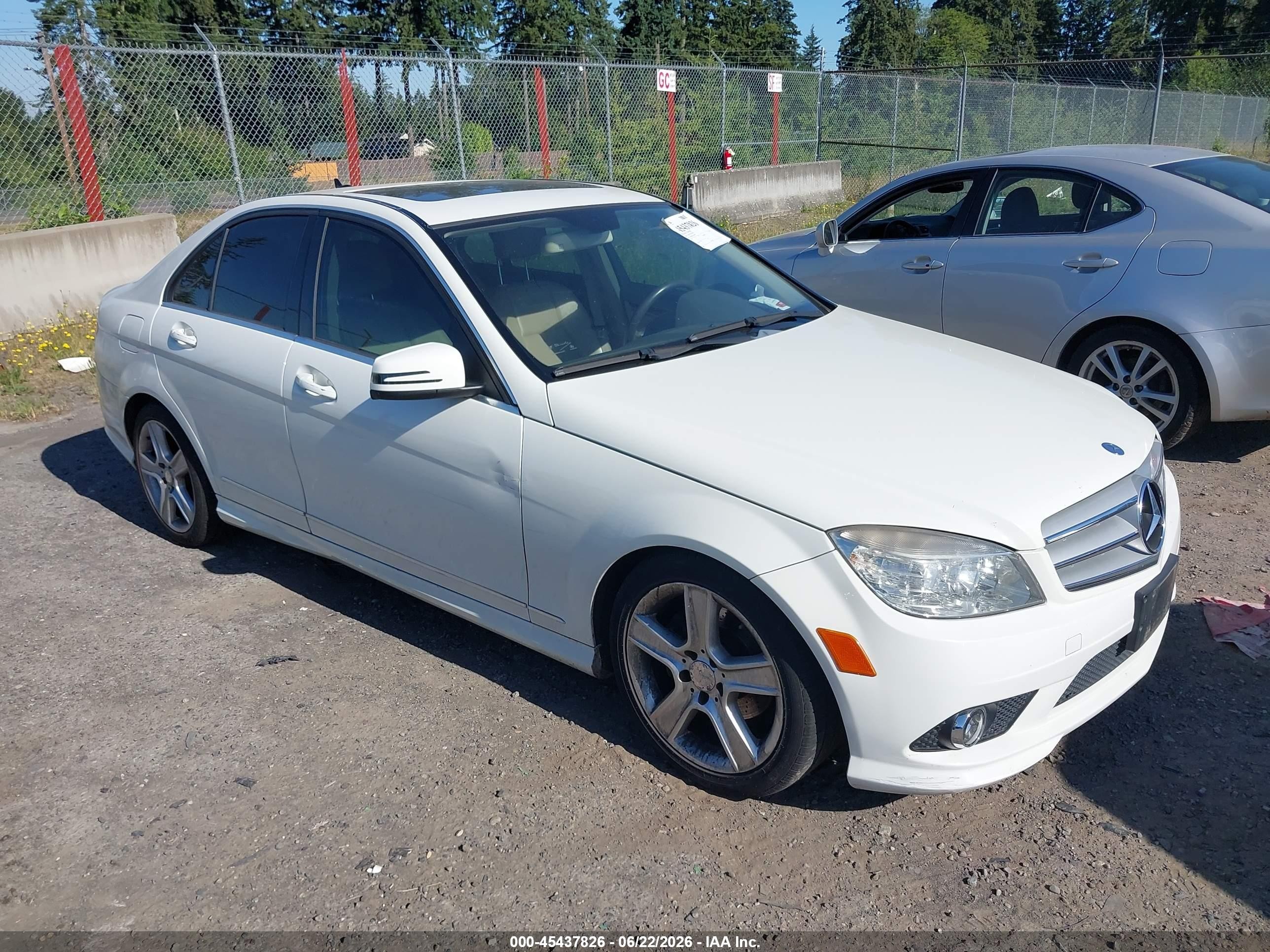 2010 Mercedes-benz C 300   White vin: WDDGF8BBXAA908399