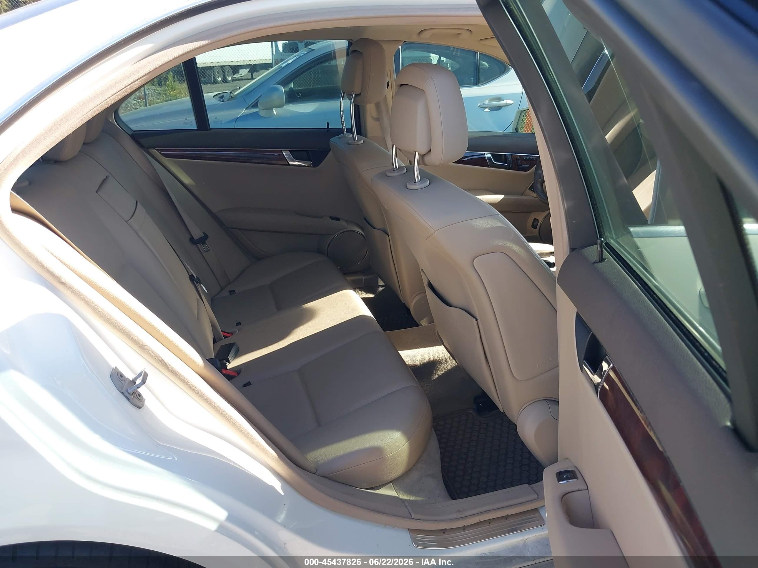 2010 Mercedes-benz C 300   White vin: WDDGF8BBXAA908399