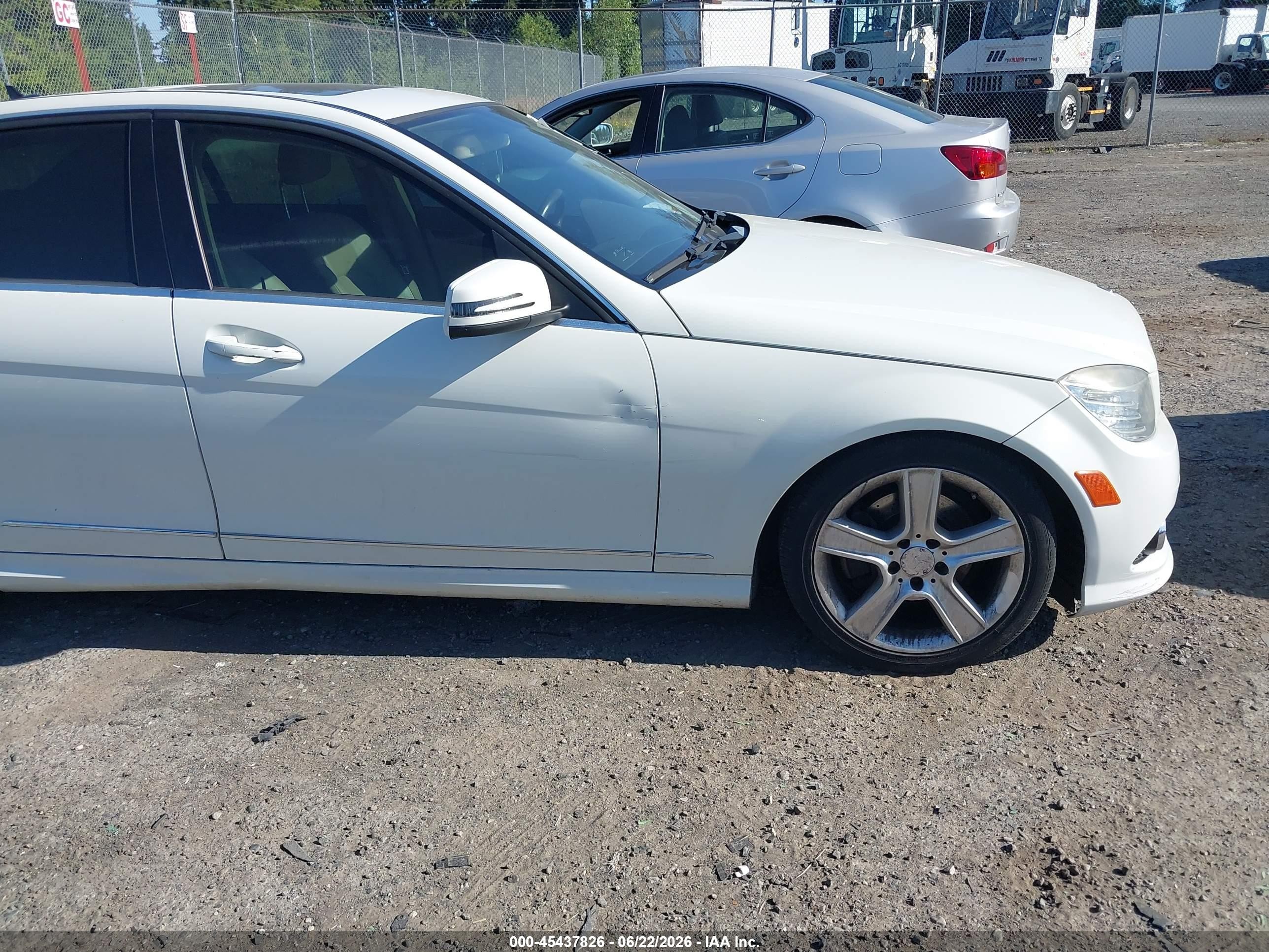 2010 Mercedes-benz C 300   White vin: WDDGF8BBXAA908399
